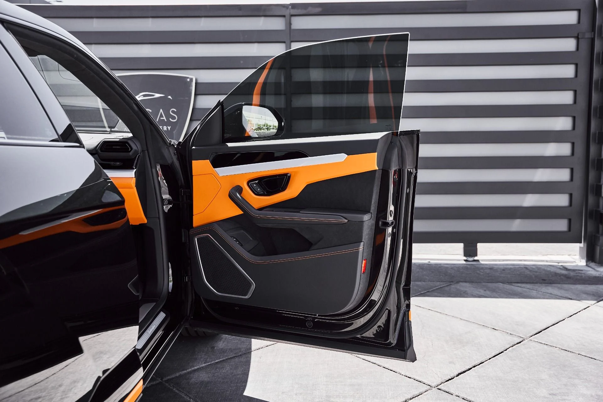 mph016_65959641_Used_2025_Lamborghini_Urus_SE_1779991982_7b08e1628a