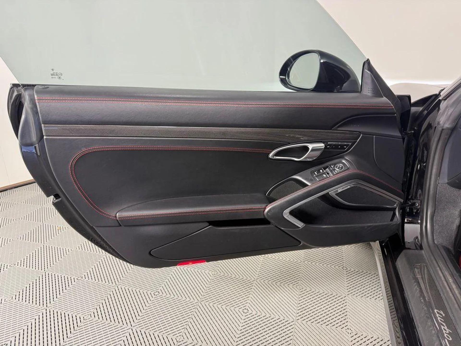 mph016_666133283_uq610yx_C_Ihj_DR_Cqm6668y_aw_L2_Y_c8e6ef3f3b