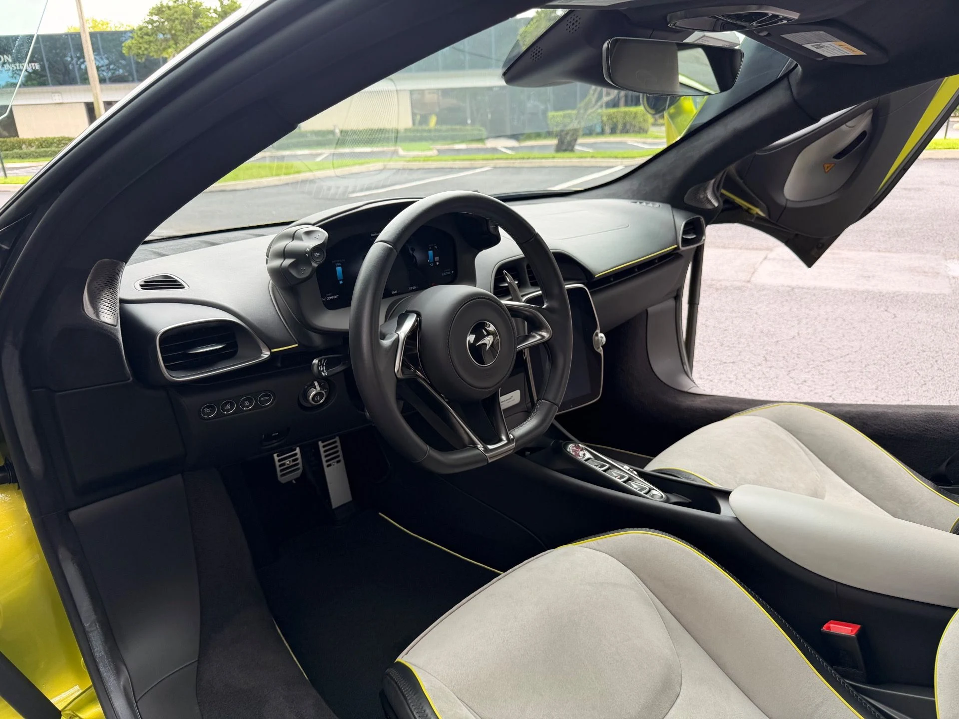 mph016_667967995_Used_2023_Mc_Laren_Artura_1765484493_c6958ea4ae