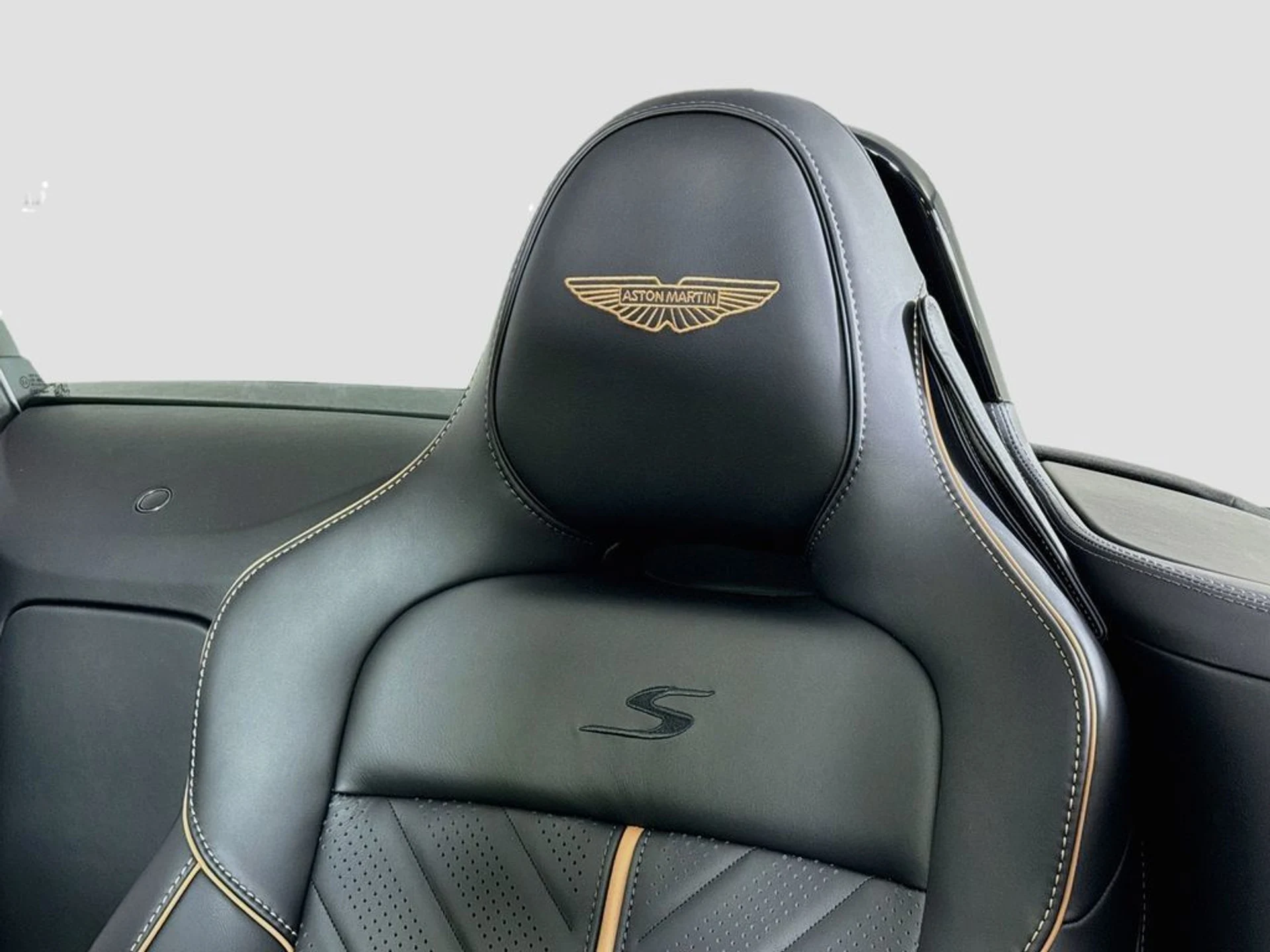 mph016_669877217_new_2026_aston_martin_vantage_sroadster_11350_23067104_17_1024_09af7d8361
