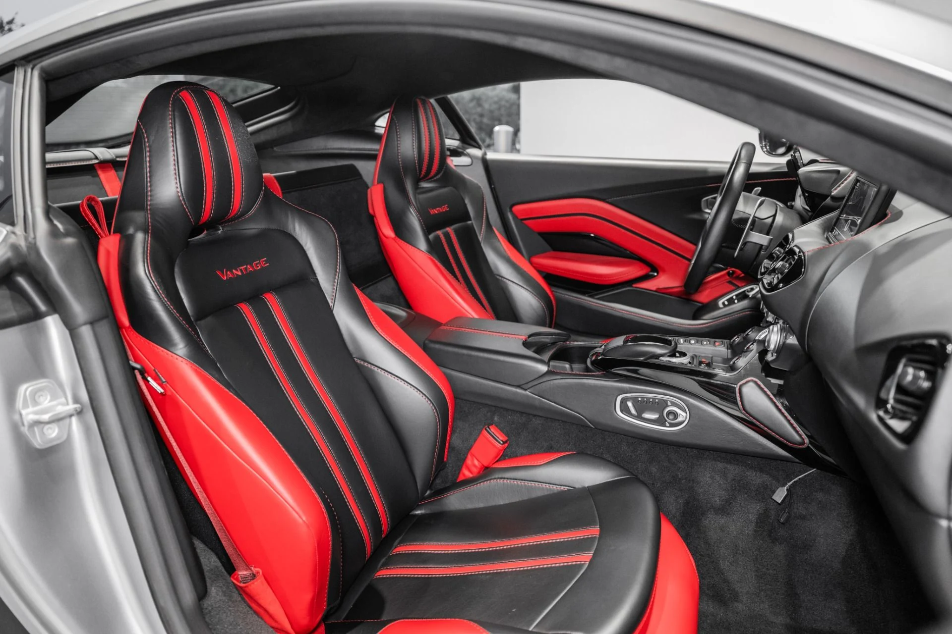 mph016_673444160_Used_2019_Aston_Martin_Vantage_1779799907_85338533f1