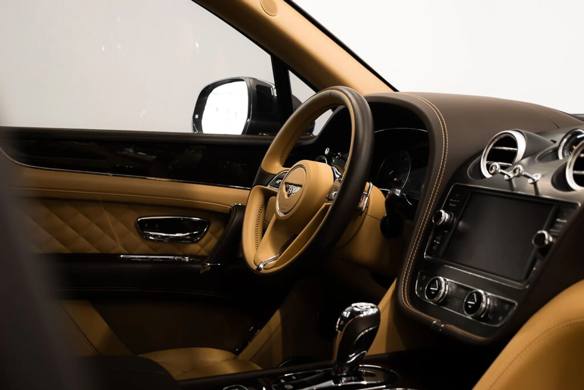 mph016_678653654_bentley_bentayga_2017_jpg_v_1758918548_2f1487fcd0