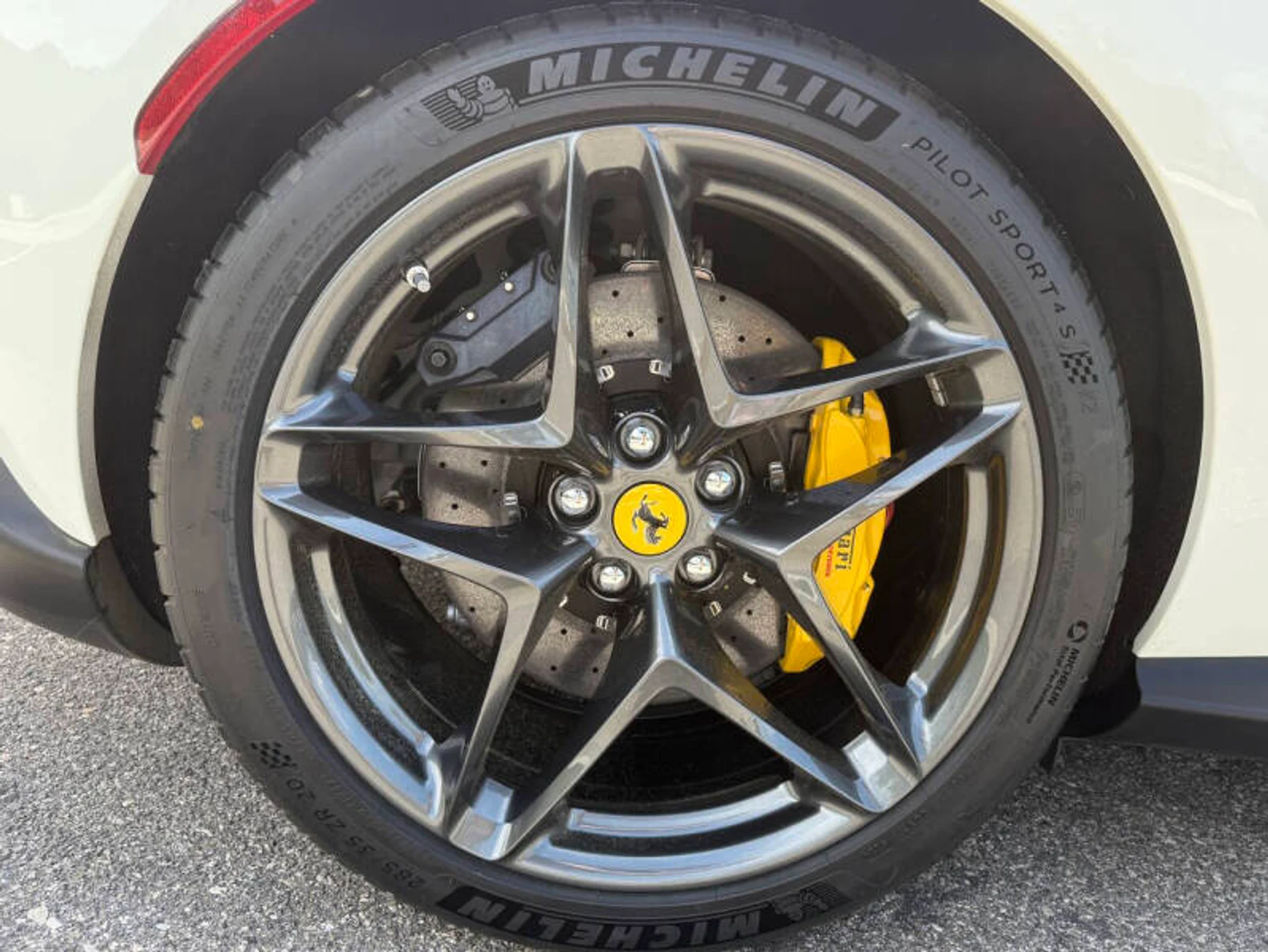 mph016_679565090_2025_ferrari_roma_spider_base_2dr_convertible_2af0bf0d0e