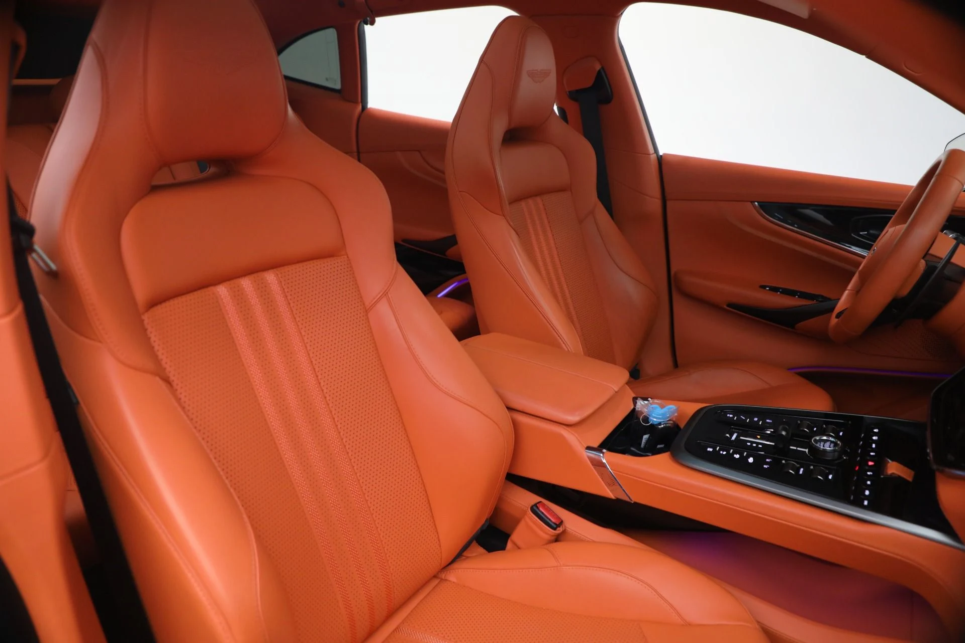mph016_686336770_Used_2025_Aston_Martin_DBX_707_1788625022_146420e8df