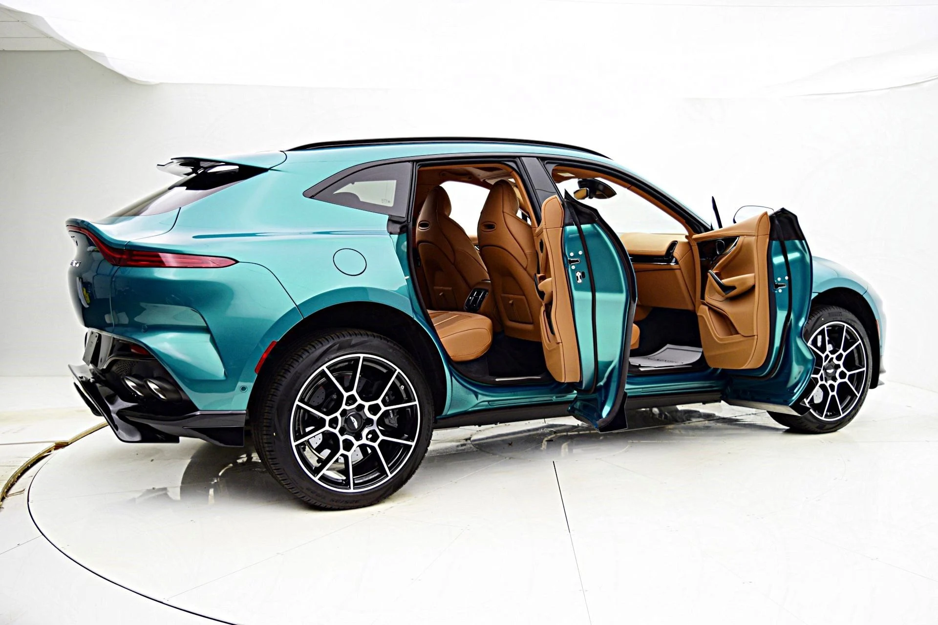 mph016_694560896_New_2025_Aston_Martin_DBX_707_290f9505c6