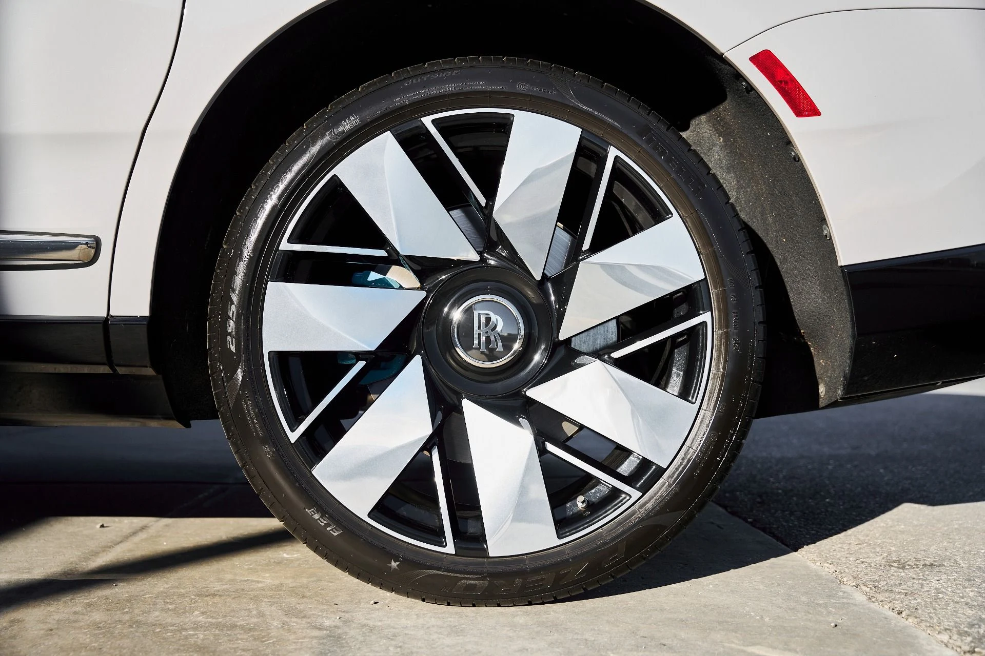 mph016_700659456_Used_2025_Rolls_Royce_Cullinan_Base_1767668724_c621b49f15