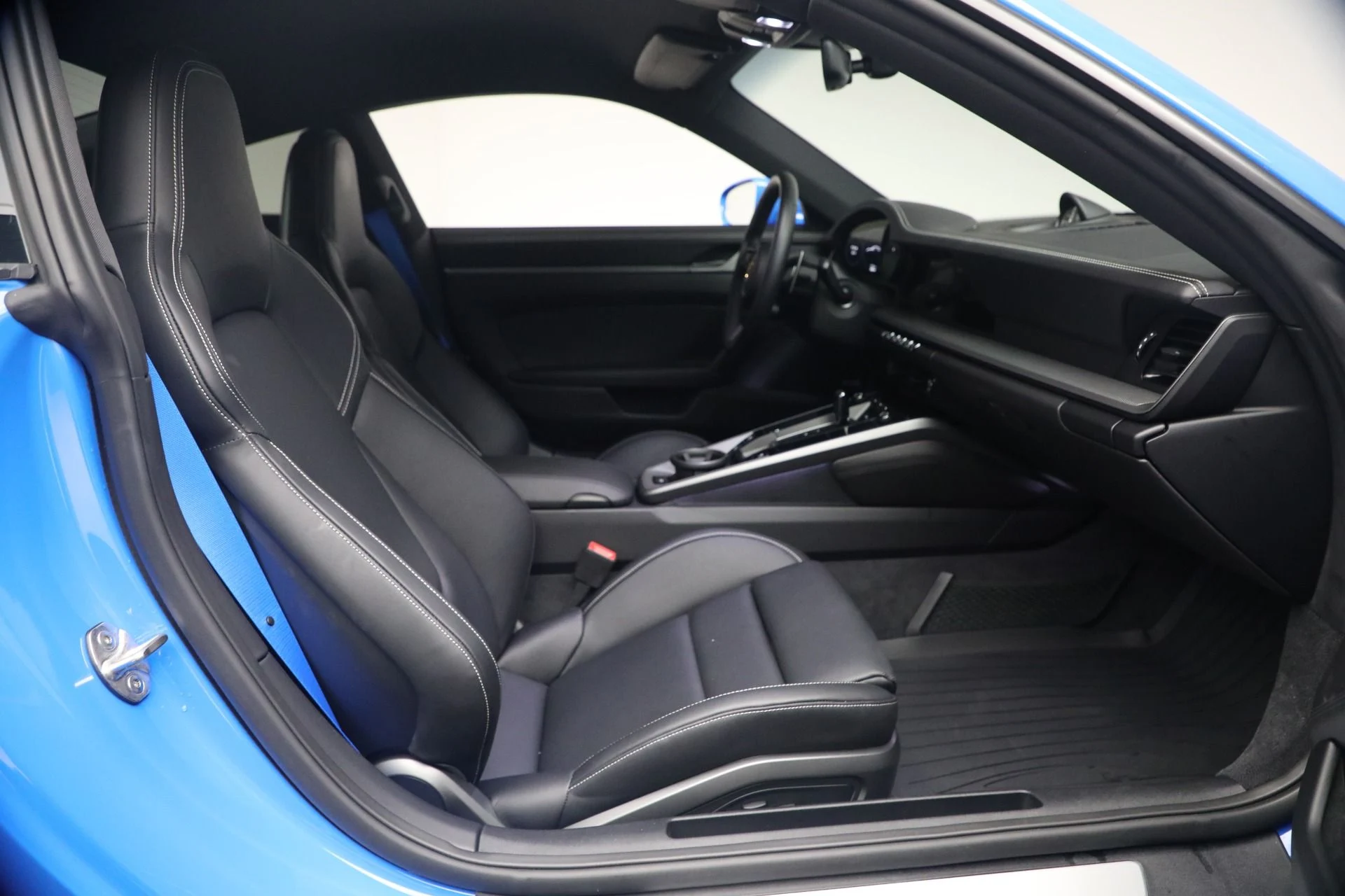 mph016_705357266_Used_2024_Porsche_911_Carrera_1766253653_01c37b9629