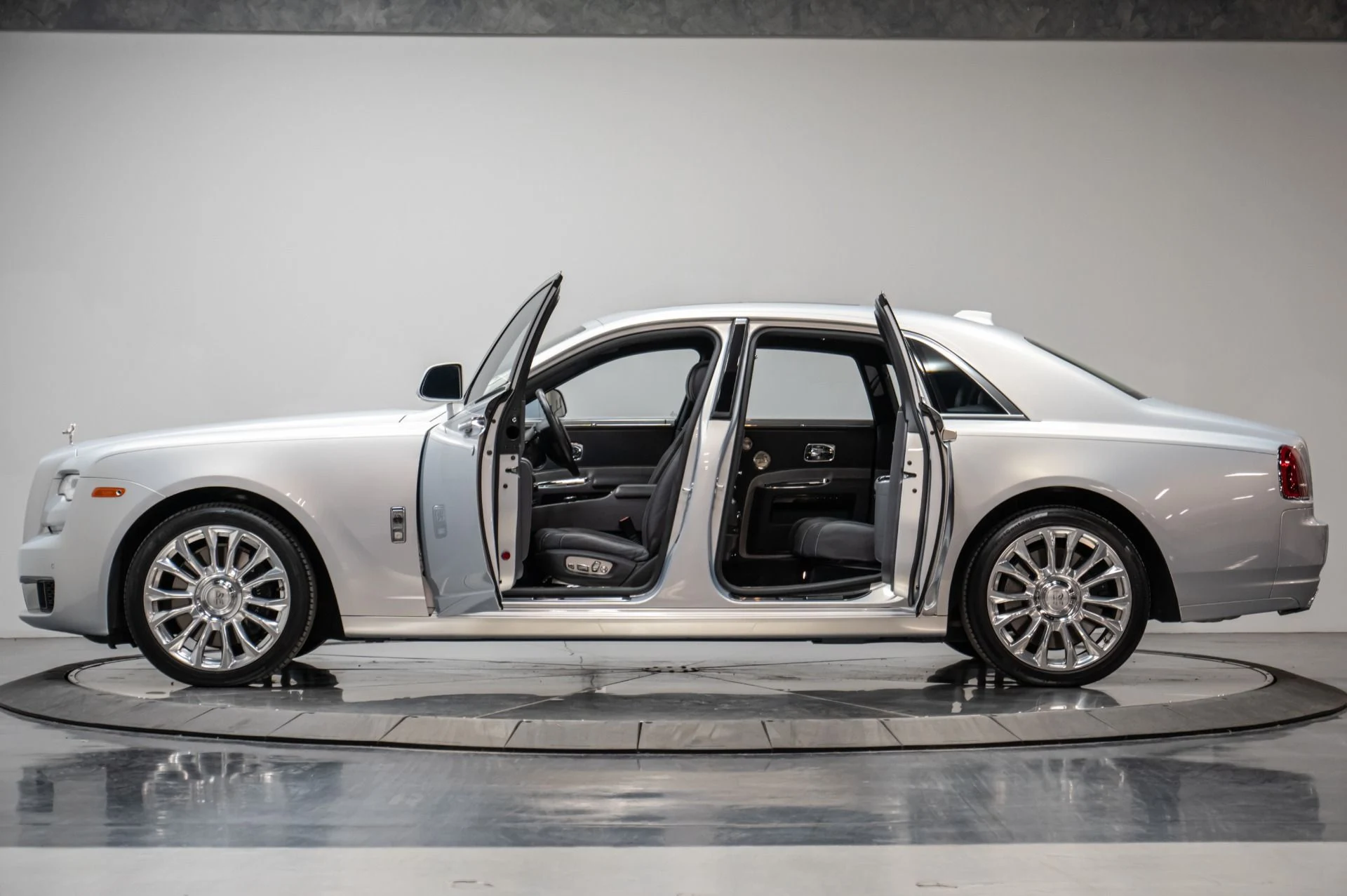 mph016_713697059_Used_2019_Rolls_Royce_Ghost_1748380357_2d3a40558c
