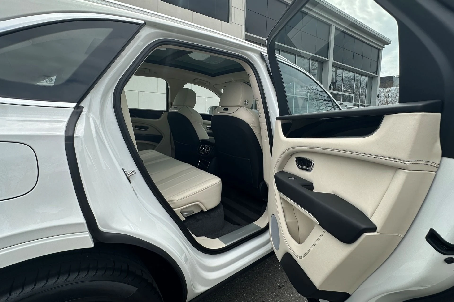mph016_74878674_New_2026_Bentley_Bentayga_V8_1775834821_c4f9d48af5