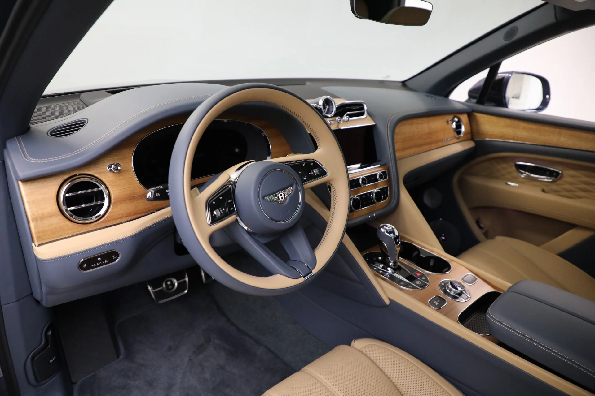 mph016_754920313_New_2025_Bentley_Bentayga_EWB_Azure_V8_f11a691d5e