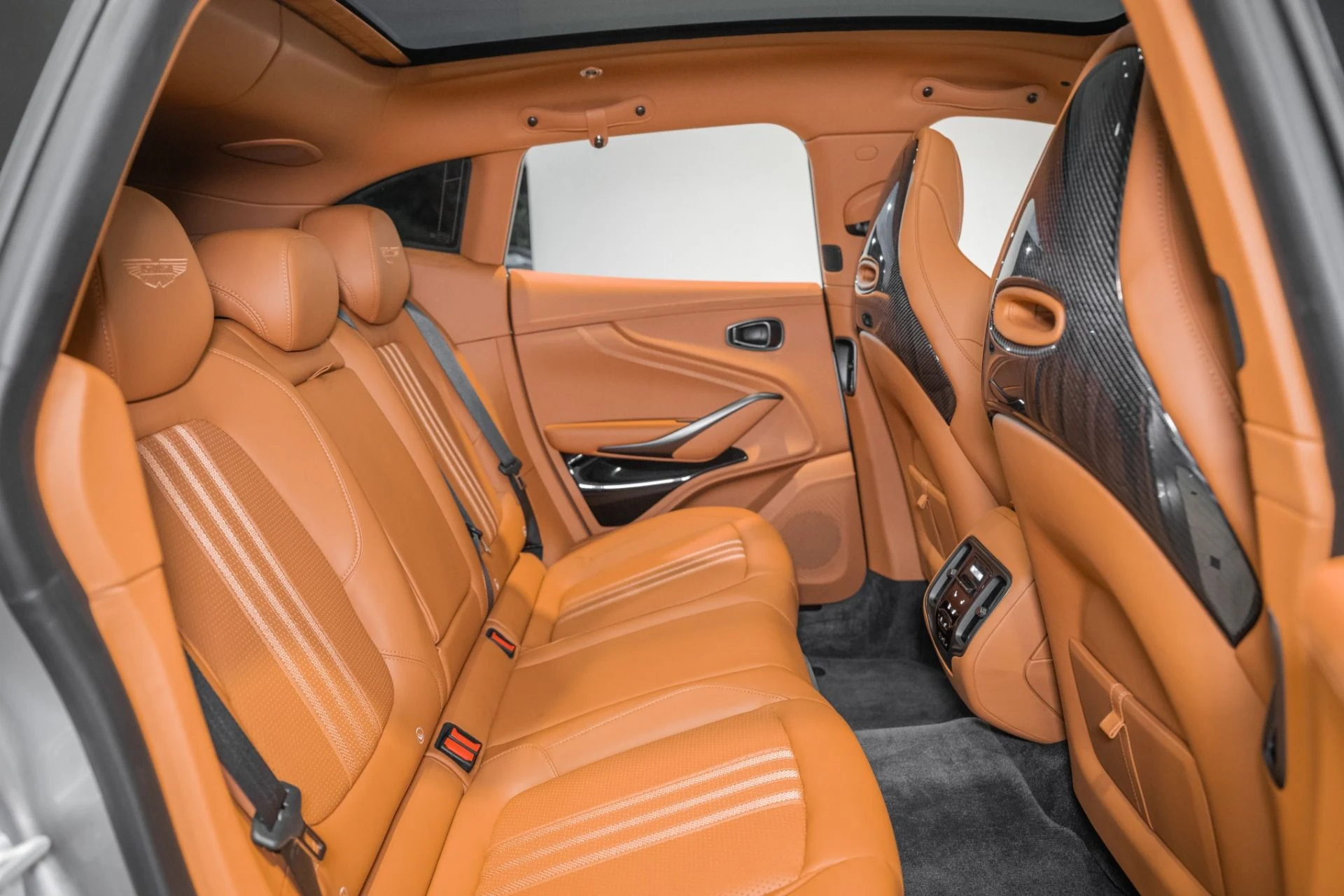 mph016_757374581_New_2026_Aston_Martin_DBX_707_1786372165_f9aca826ee