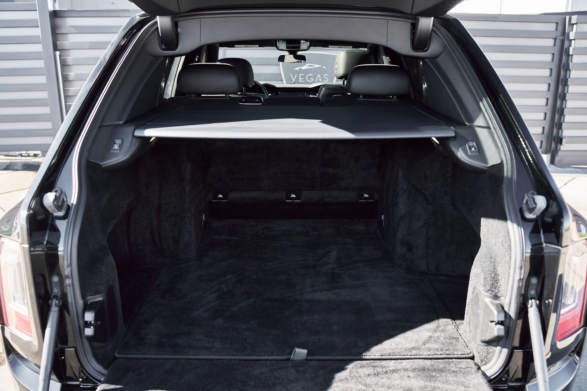 mph016_764757260_Used_2019_Rolls_Royce_Cullinan_Base_1764382656_8a2b641217