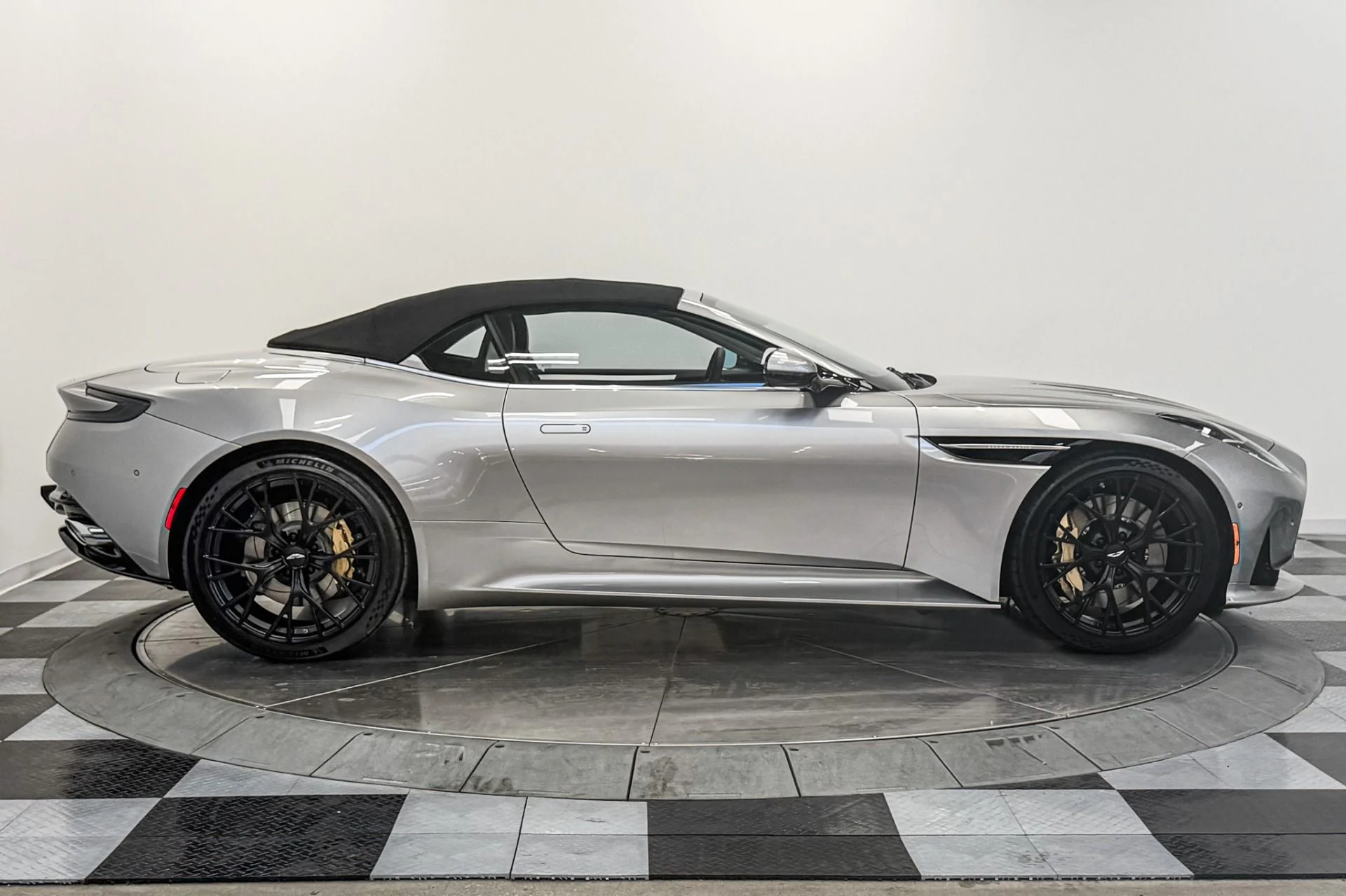 mph016_776001027_Used_2025_Aston_Martin_DB_12_Volante_Duotone_interior_Bowers_and_Wilkins_Audio_Nearly_New_1789749797_23de0bc809