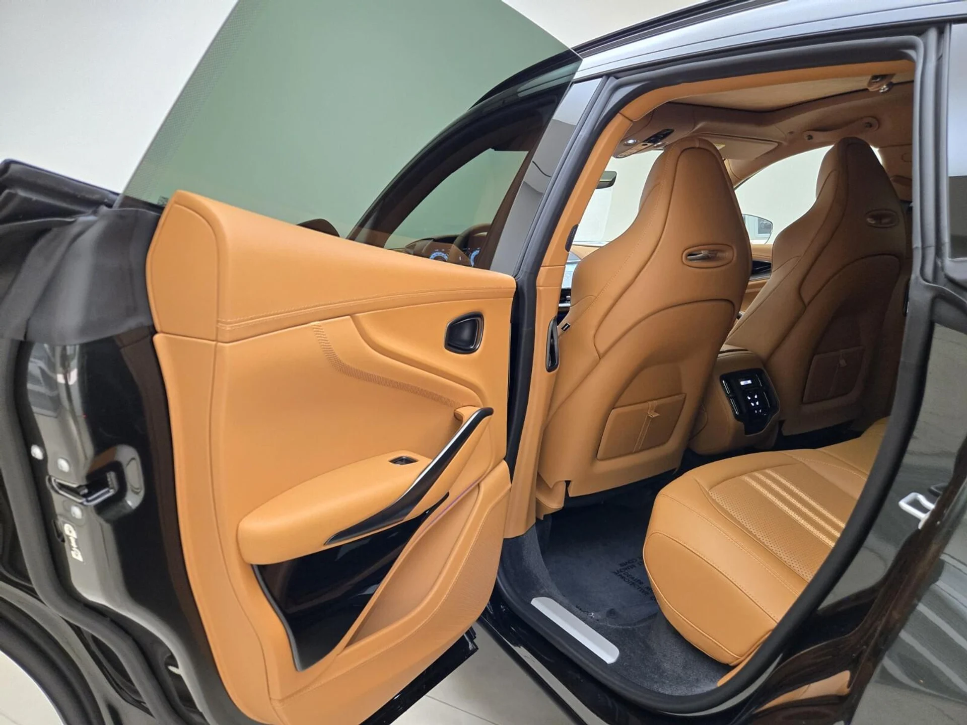 mph016_806029501_New_2026_Aston_Martin_DBX_707_1761371594_db9a874ae3
