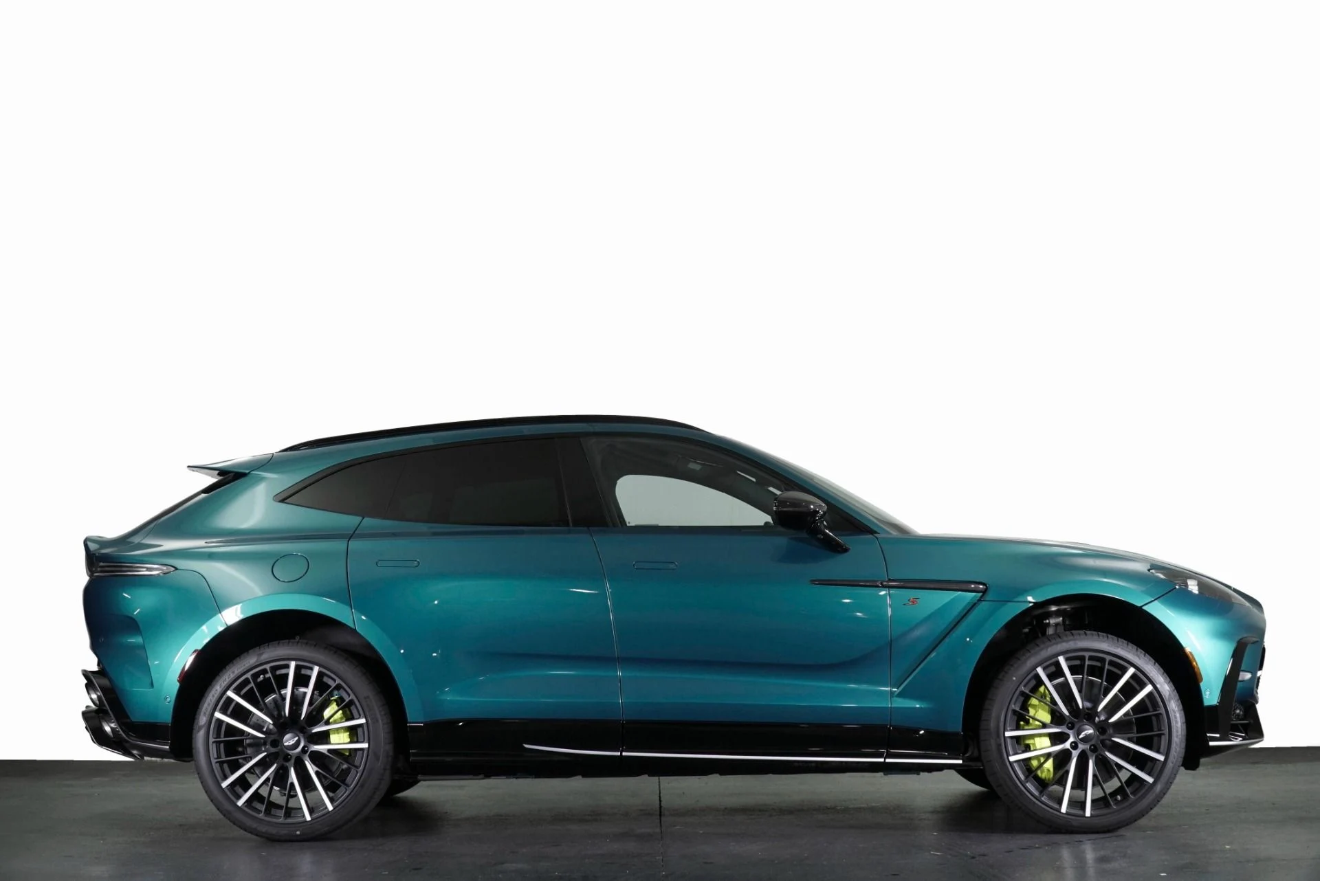 mph016_832169529_New_2026_Aston_Martin_DBX_S_1768416197_dc2e319455
