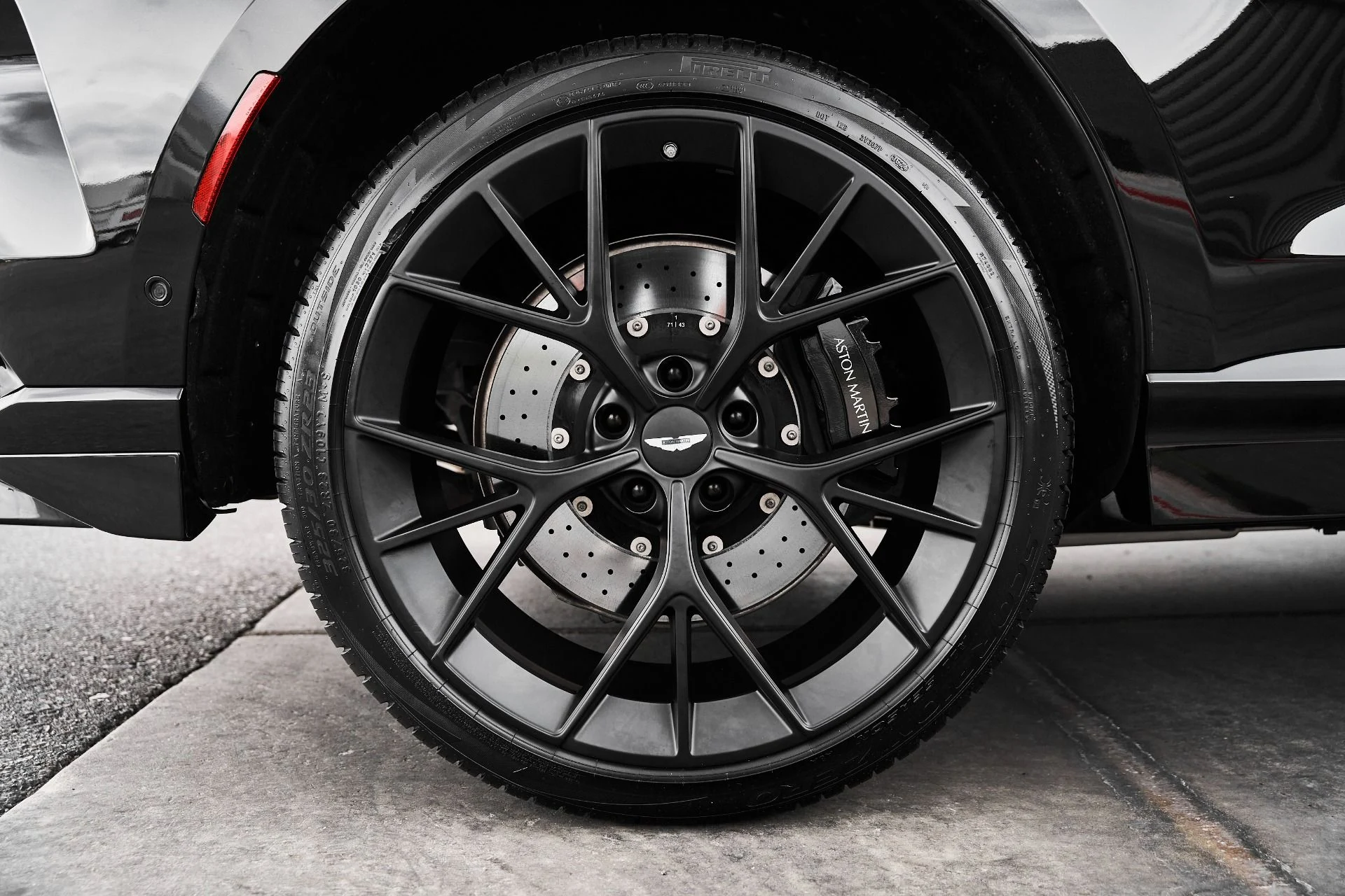 mph016_859163847_Used_2025_Aston_Martin_DBX_707_1775007952_8fd90dd38a