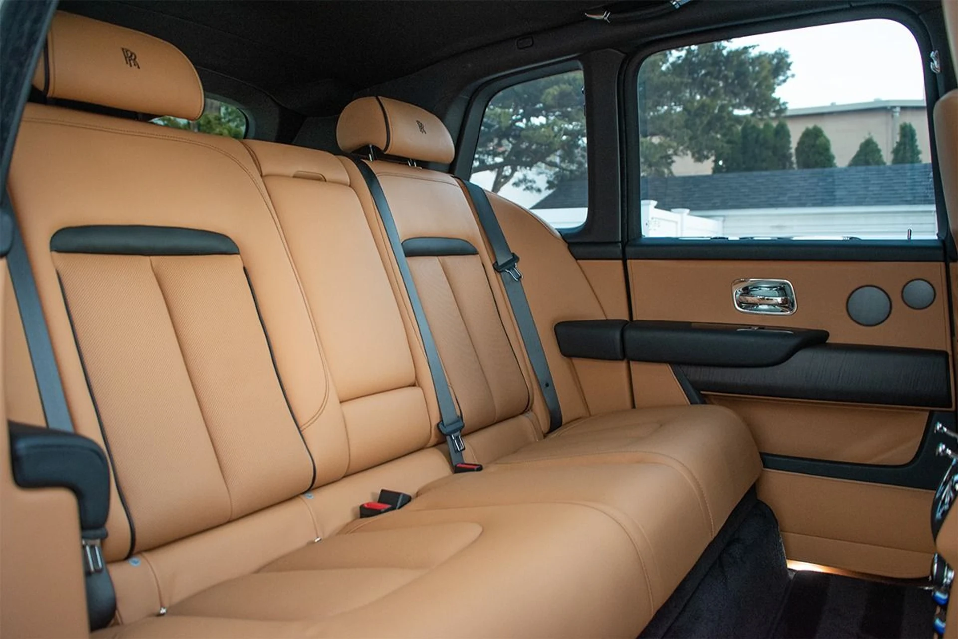 mph016_869698430_Used_2019_Rolls_Royce_Cullinan_1739029975_8199bde758