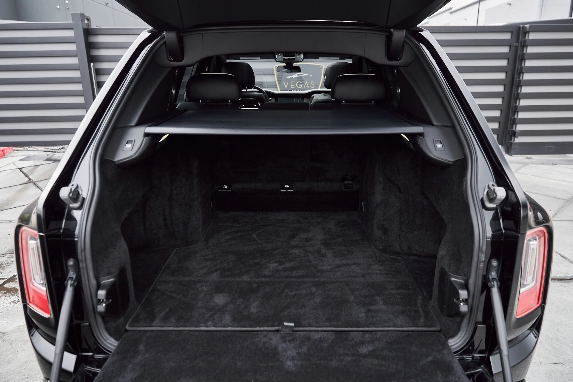 mph016_877670880_Used_2019_Rolls_Royce_Cullinan_Base_1767201646_b7b45b86c0