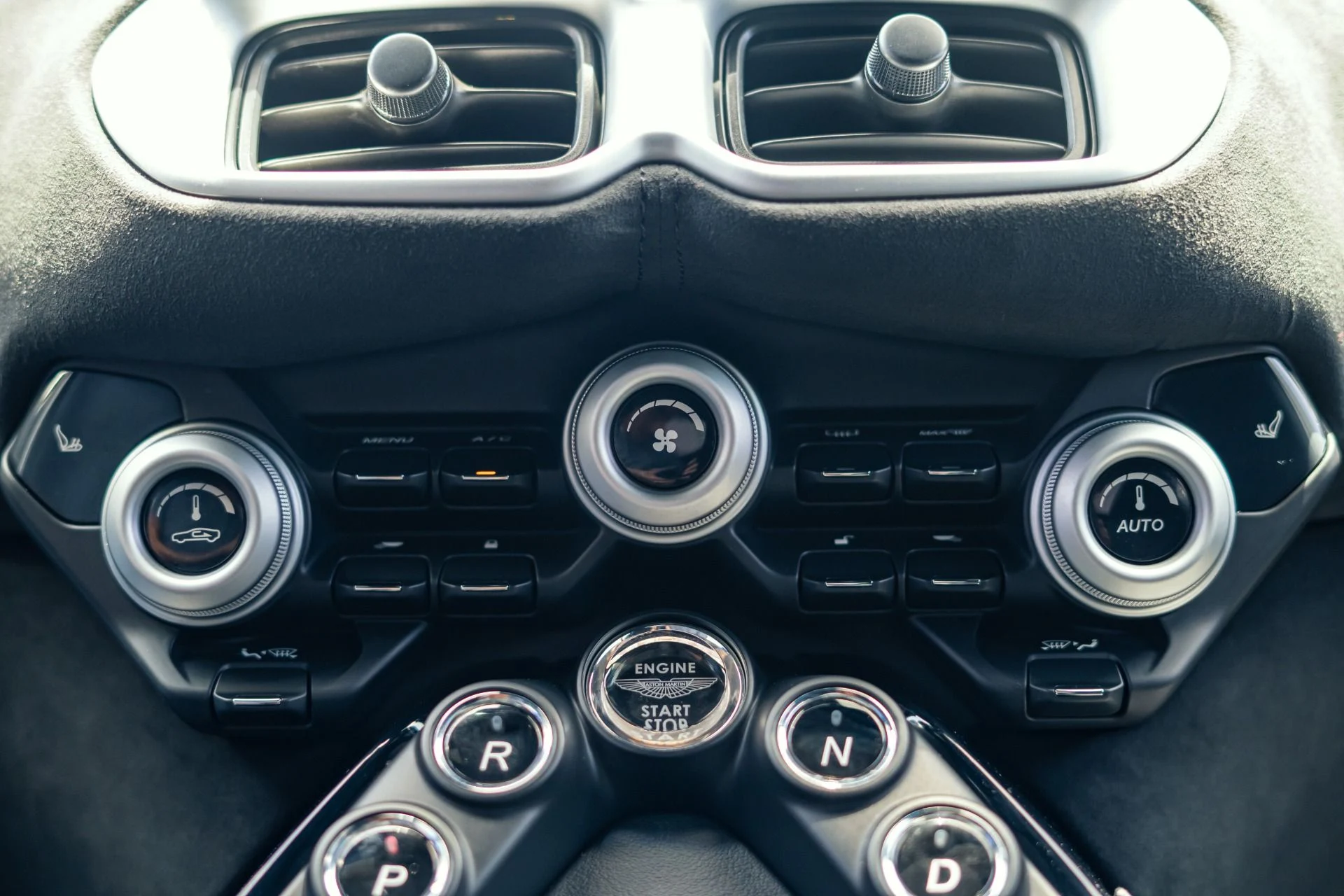 mph016_883547280_Used_2019_Aston_Martin_Vantage_1783985517_5c982d1015