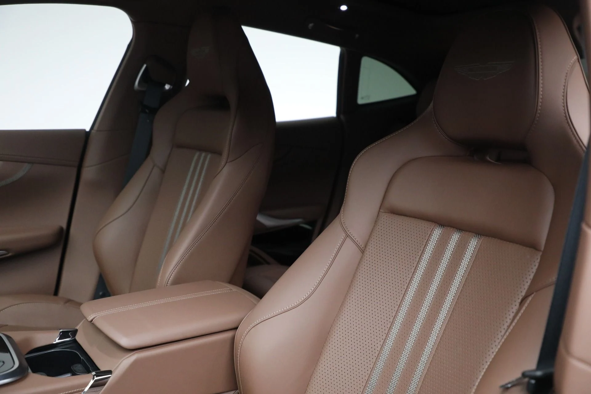 mph016_893151762_New_2025_Aston_Martin_DBX_707_61a7642af4