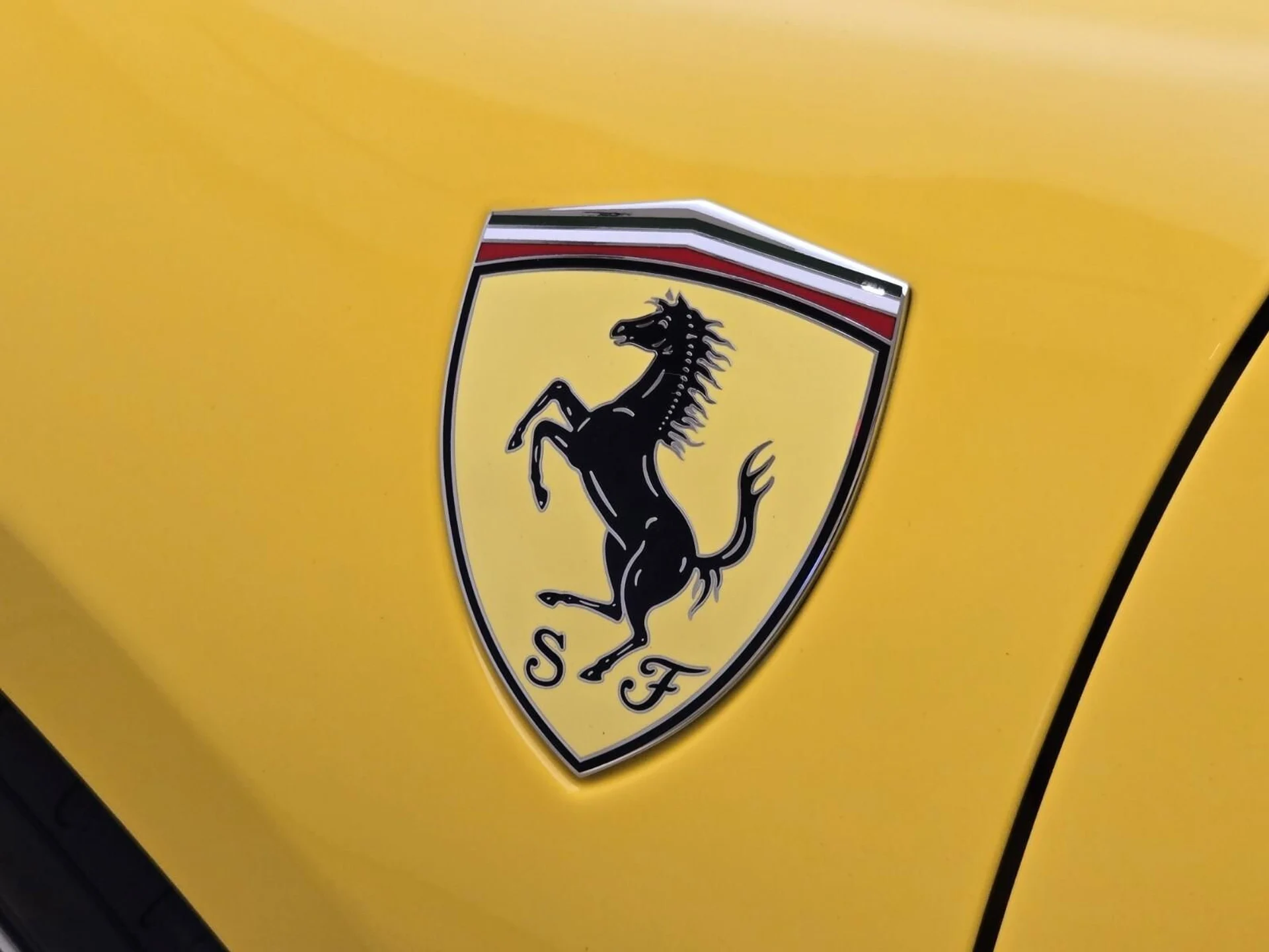 mph016_919099661_Used_2021_Ferrari_F8_Spider_1766213860_dd684f885e