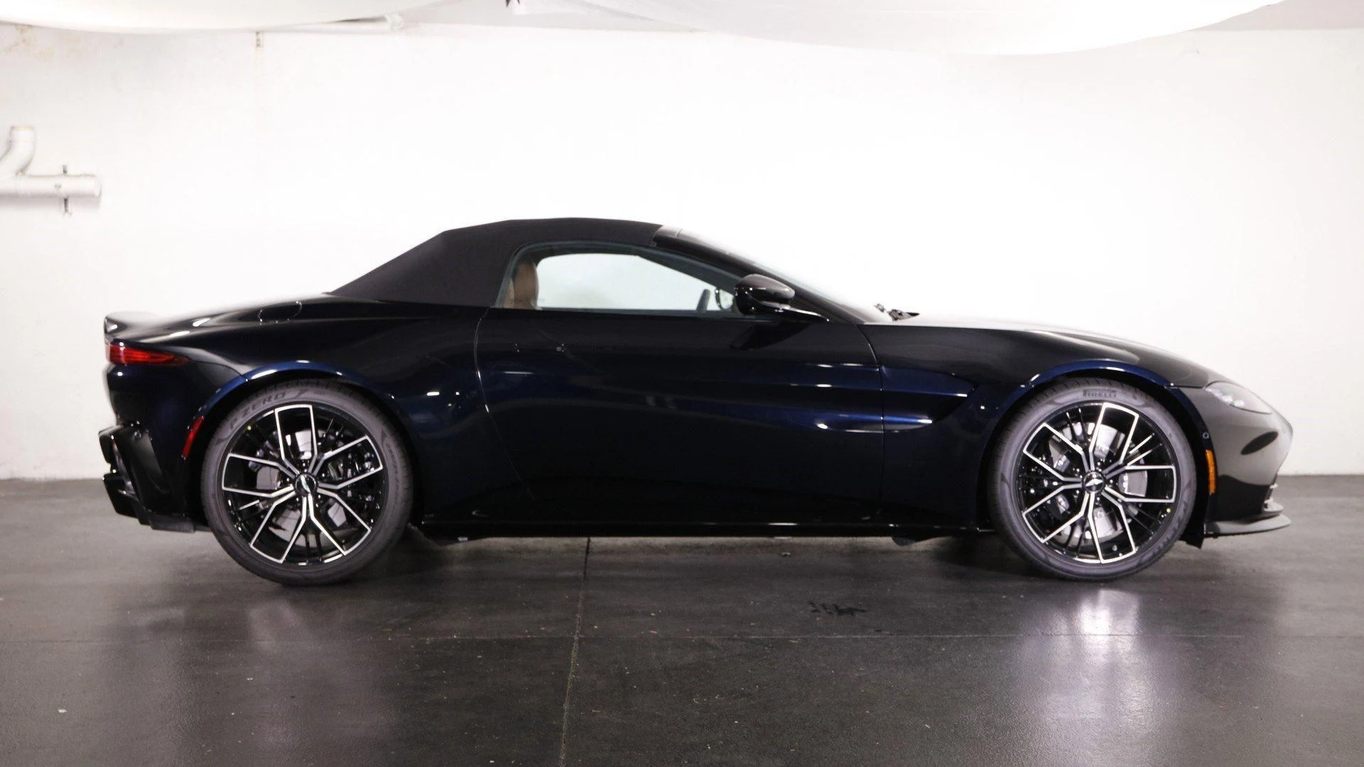 mph016_919336081_Used_2023_Aston_Martin_Vantage_1698838101_9d05be5031