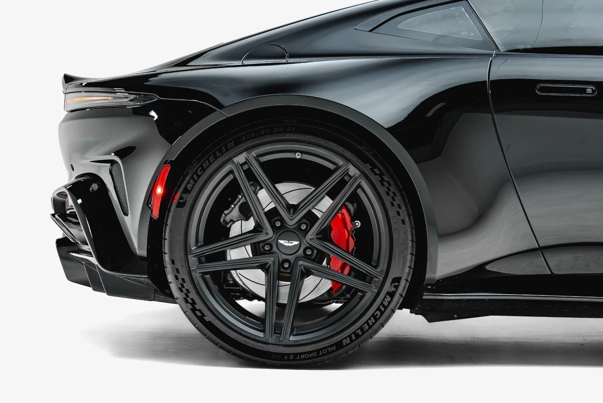 mph016_9320921_Used_2025_Aston_Martin_Vantage_1790202702_ecbb341b13