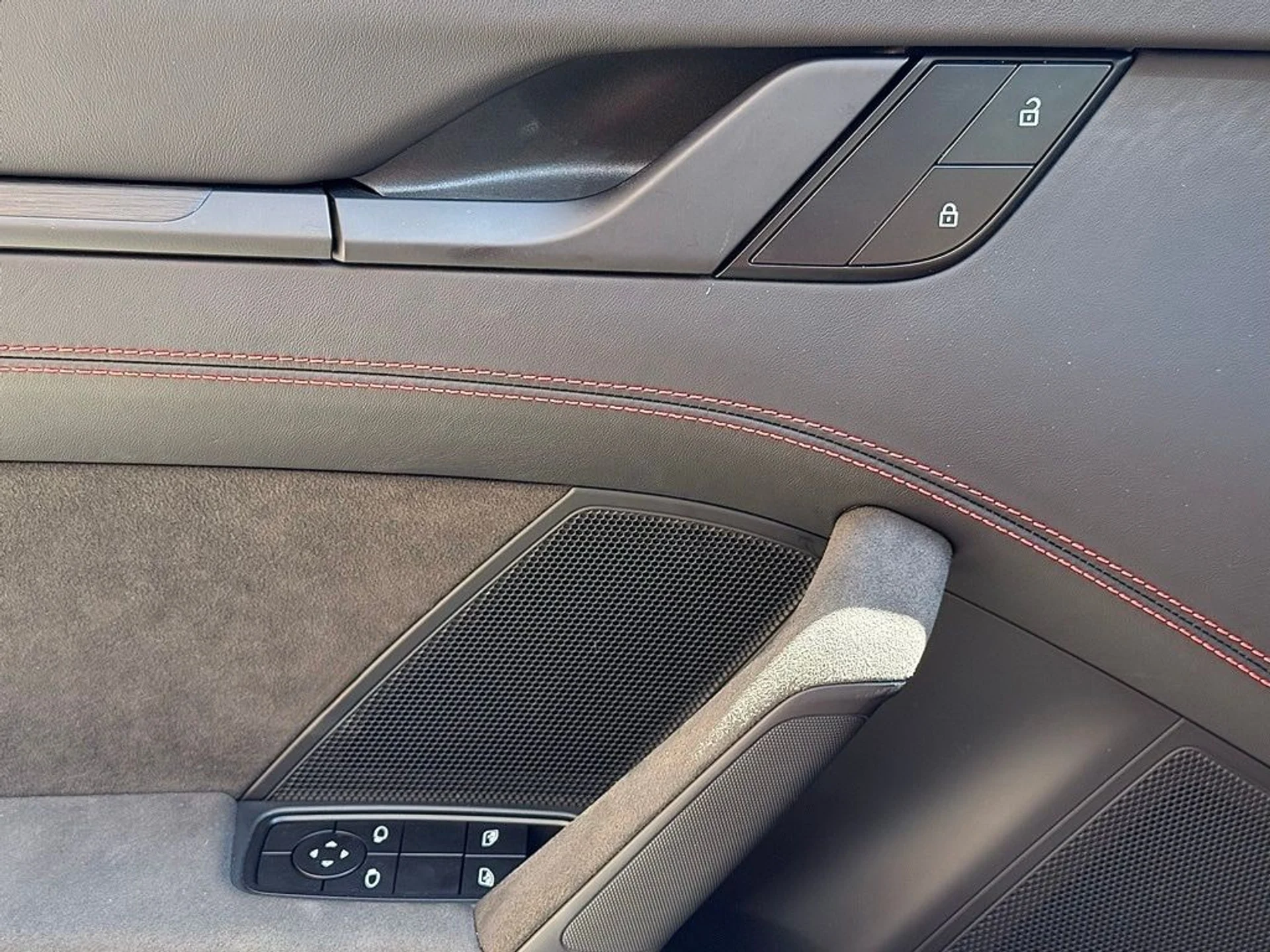 mph016_932319965_aa7f64db3a82a8c86cc822ad7b70012ax_2e510e2d6c