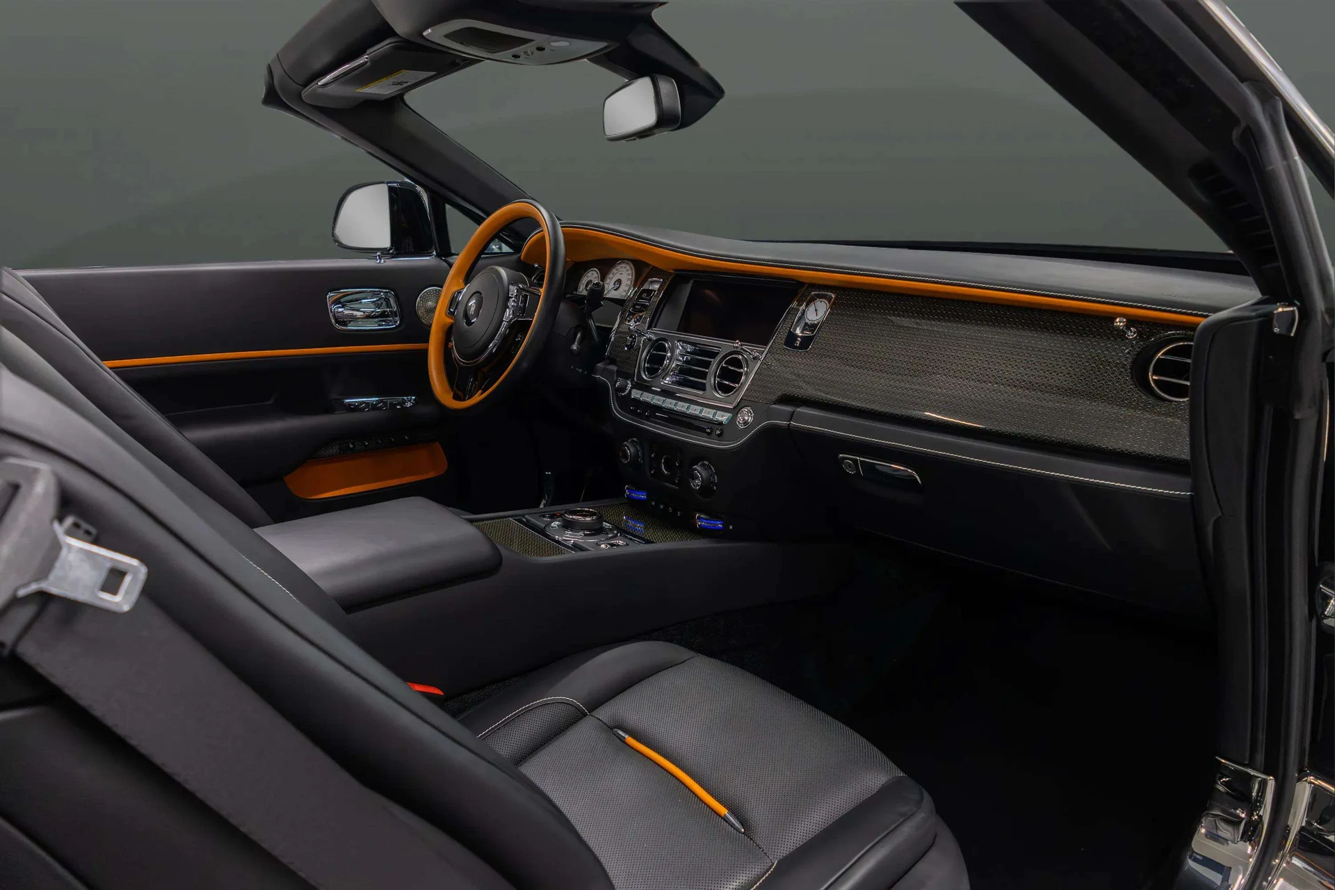 mph016_934692975_db919deb_c29d_4a7e_945a_c5d9db1152d4_201920_Rolls_Royce20_Black20_Badge20_Dawn2028_SCA_666_D55_KU_11584429_16_3006300553