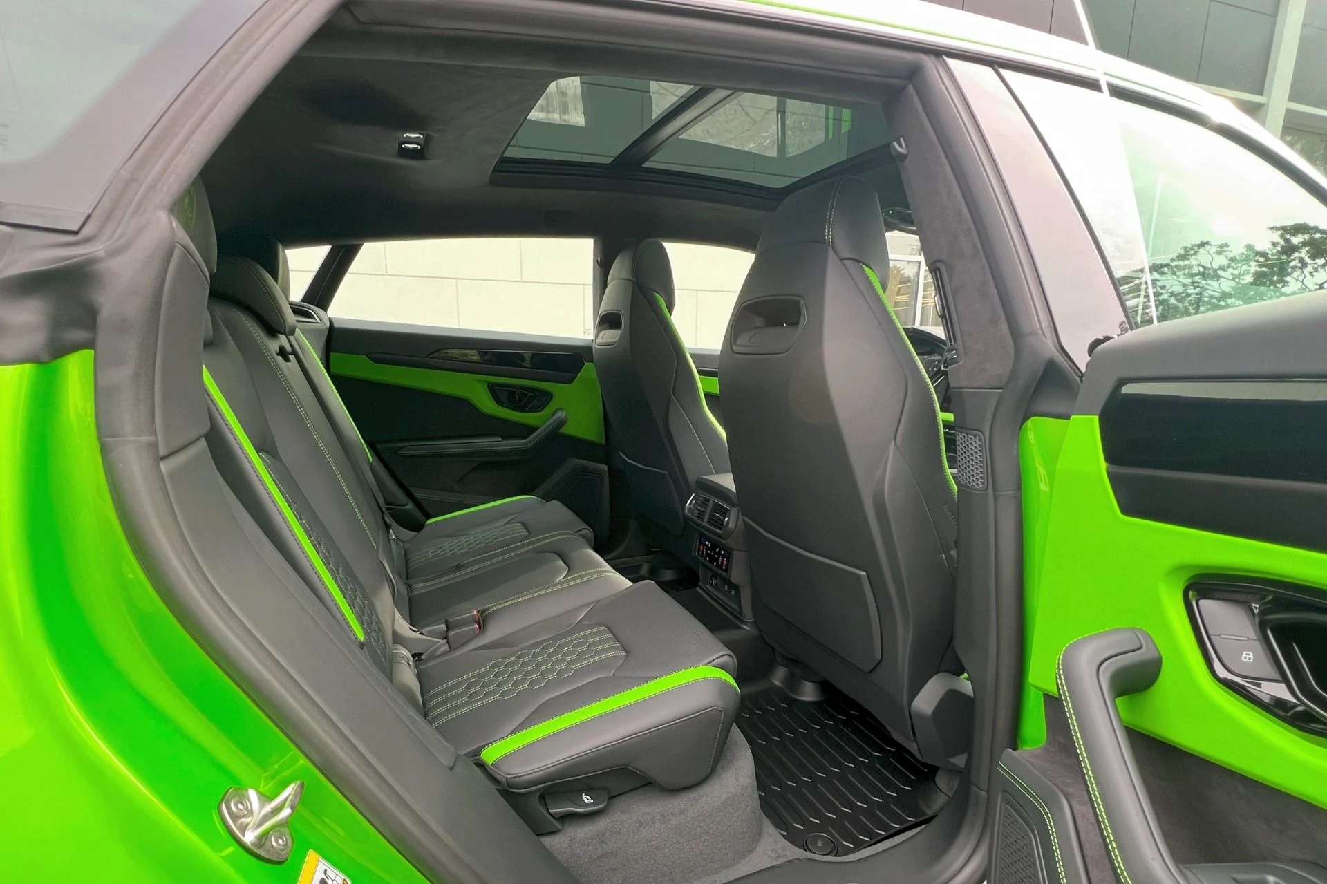 mph016_942188741_Used_2025_Lamborghini_Urus_SE_1759230512_7a84e413b5