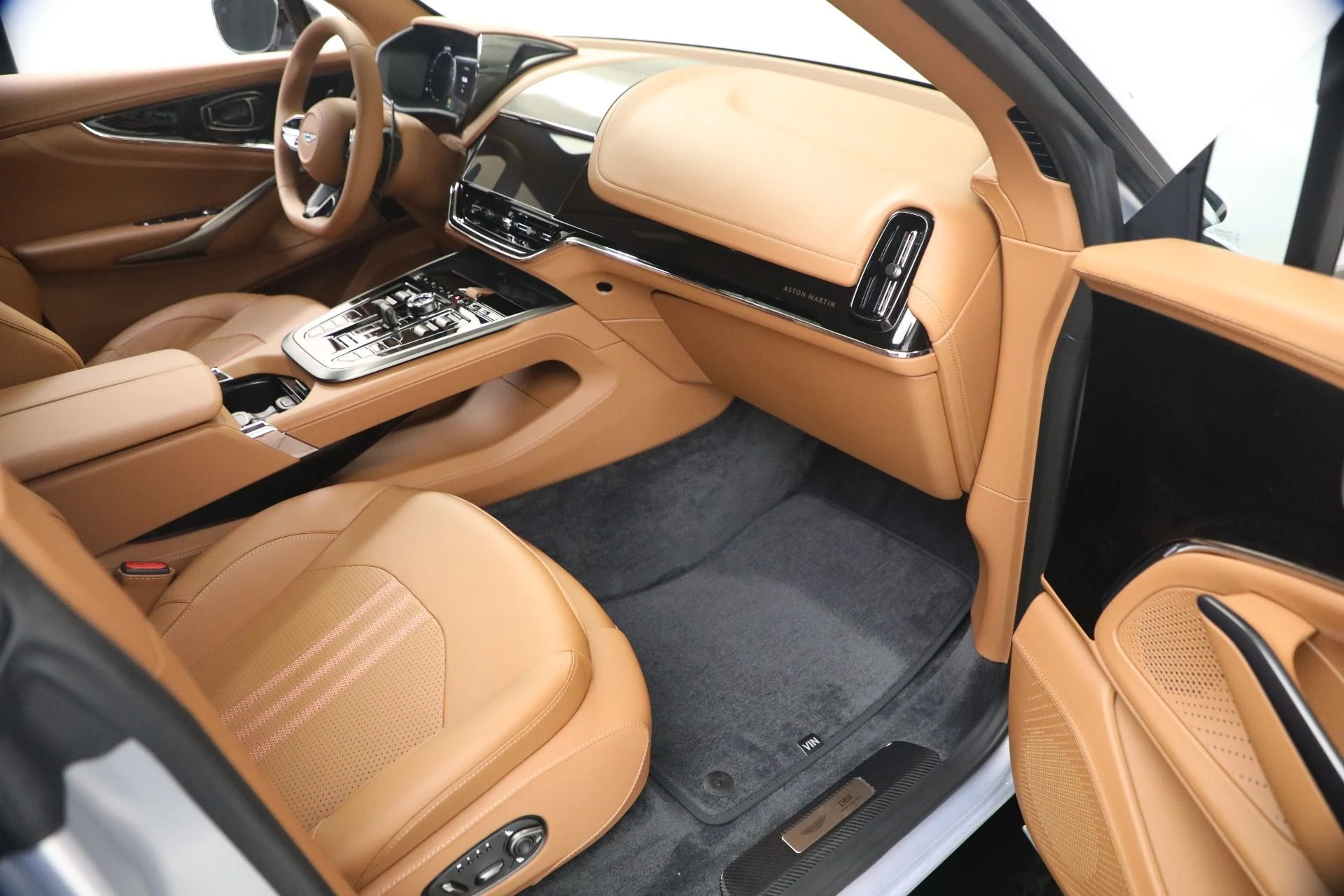 mph016_955633228_New_2026_Aston_Martin_DBX_707_1767986595_93b9031e5c