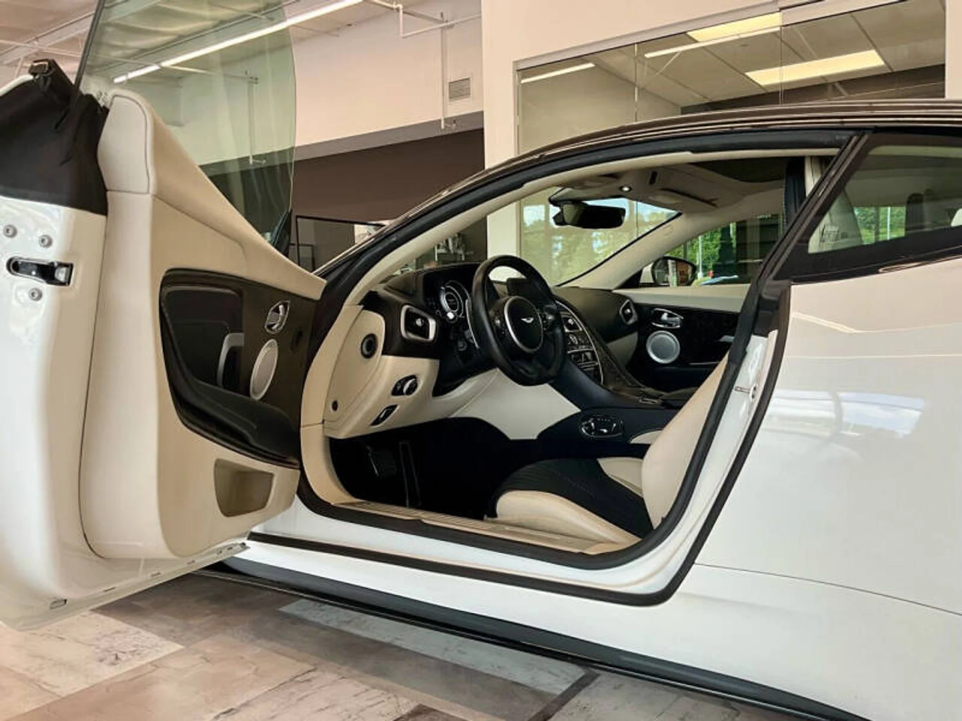 mph016_975452678_2018_aston_martin_db11_v12_2dr_coupe_70565465d6