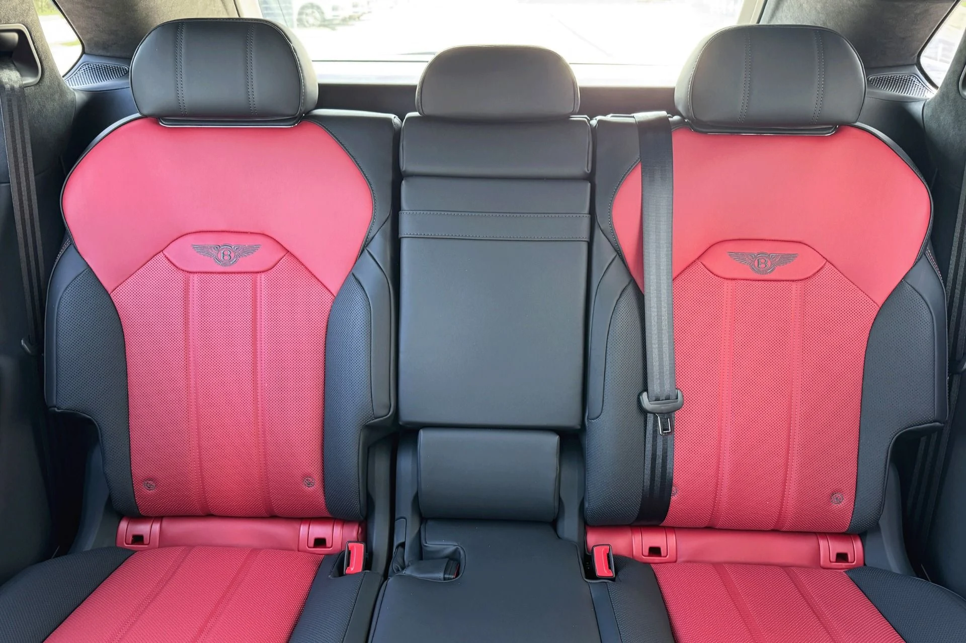 mph016_993008127_Used_2025_Bentley_Bentayga_V8_1758544256_86ddb1652c