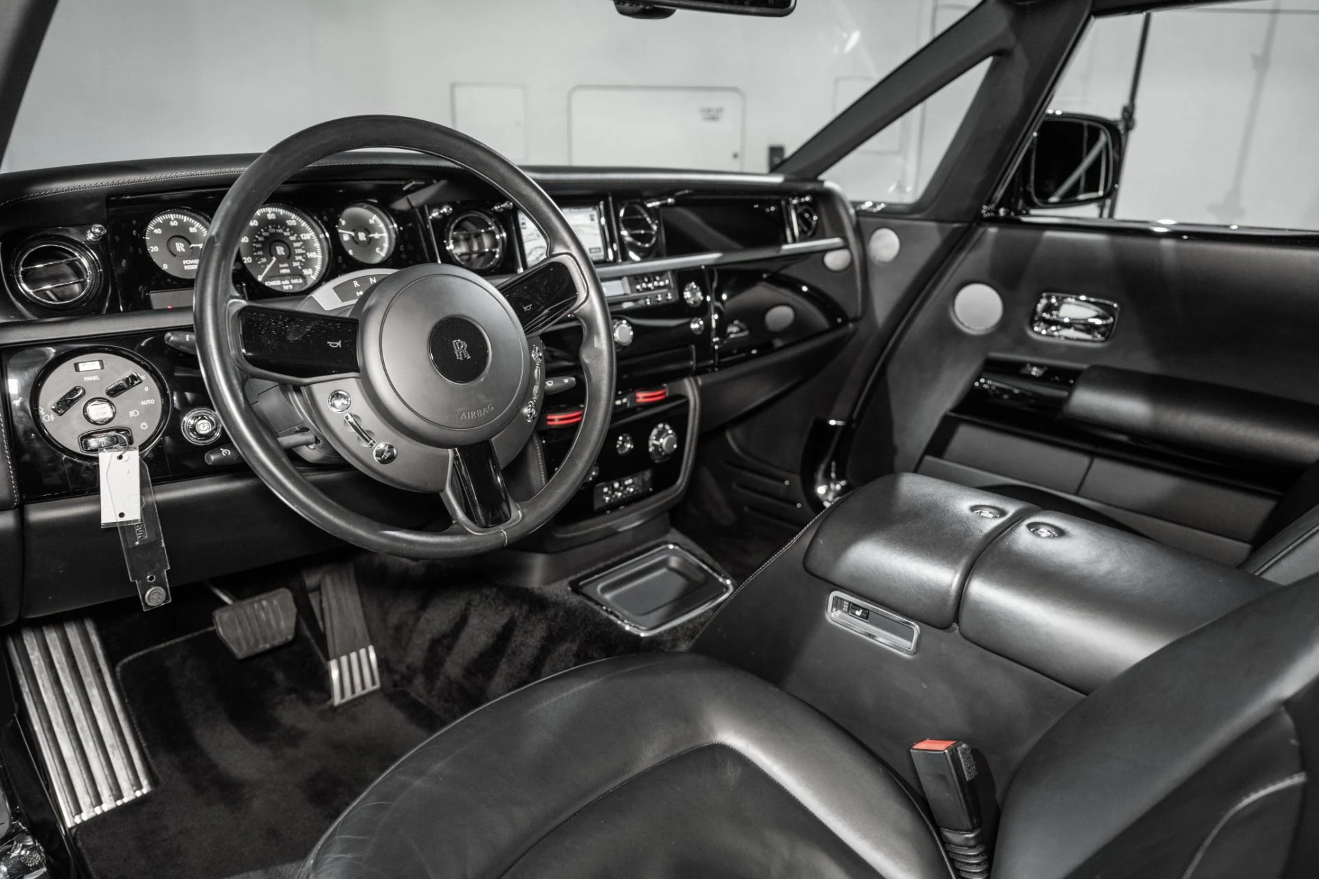 mph017_1023219315_Used_2010_Rolls_Royce_Phantom_Coupe_1760972395_734b793826