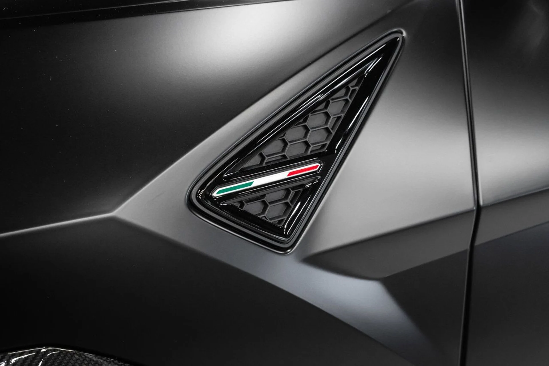 mph017_1024268298_lamborghini_urus_2023_7437fc52e4