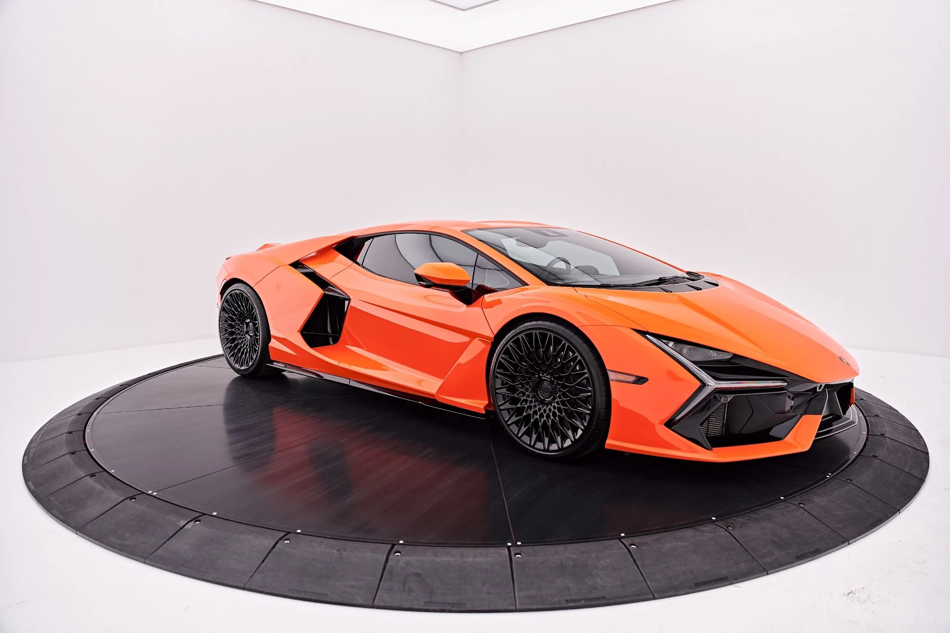 mph017_1026215294_Used_2024_Lamborghini_Revuelto_Base_1787792731_ded57ef80e