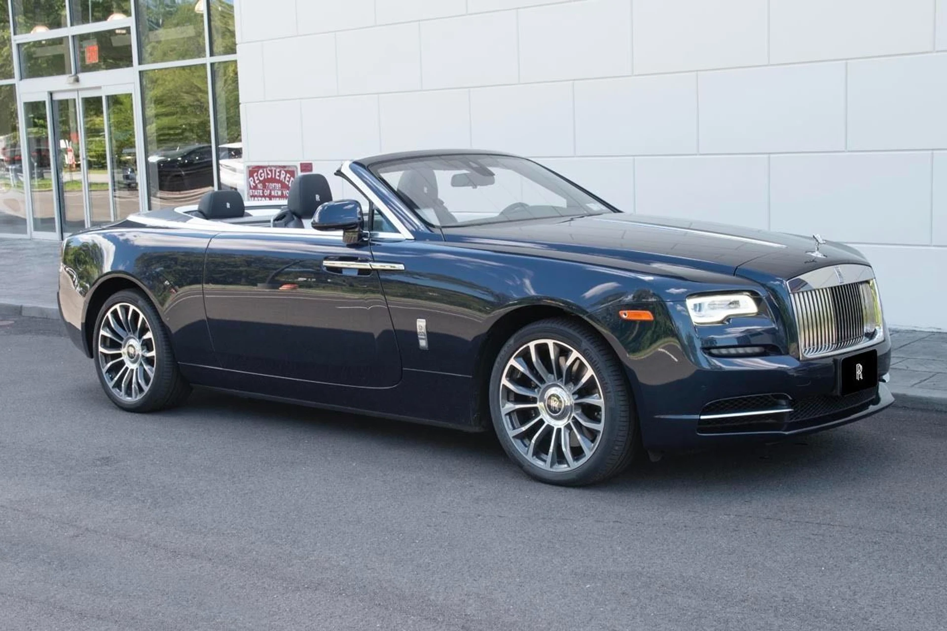 mph017_1045466275_Used_2018_Rolls_Royce_Dawn_1724424389_84ab403af9