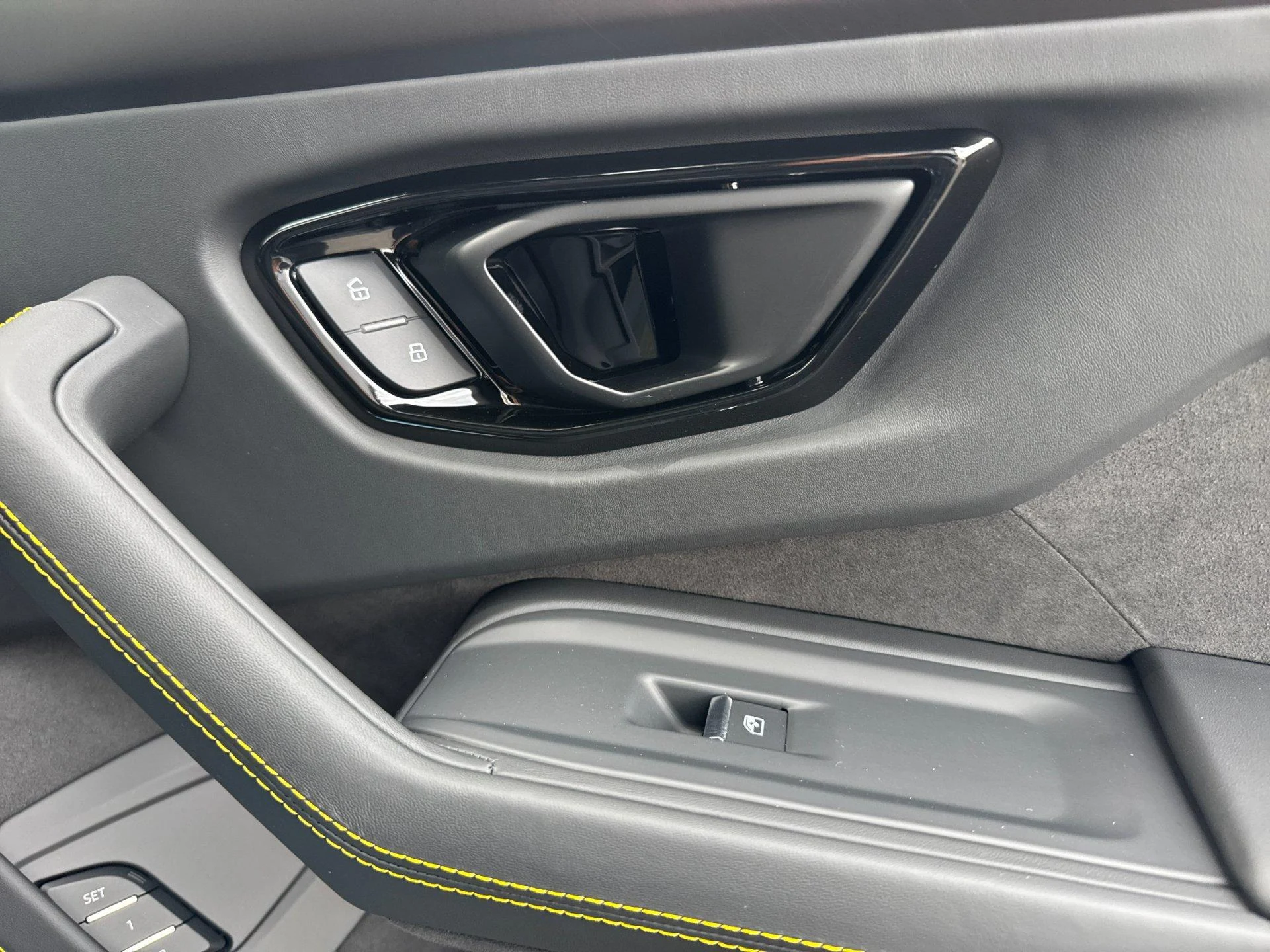 mph017_1055915769_New_2026_Lamborghini_Urus_SE_1790209967_3394f31584