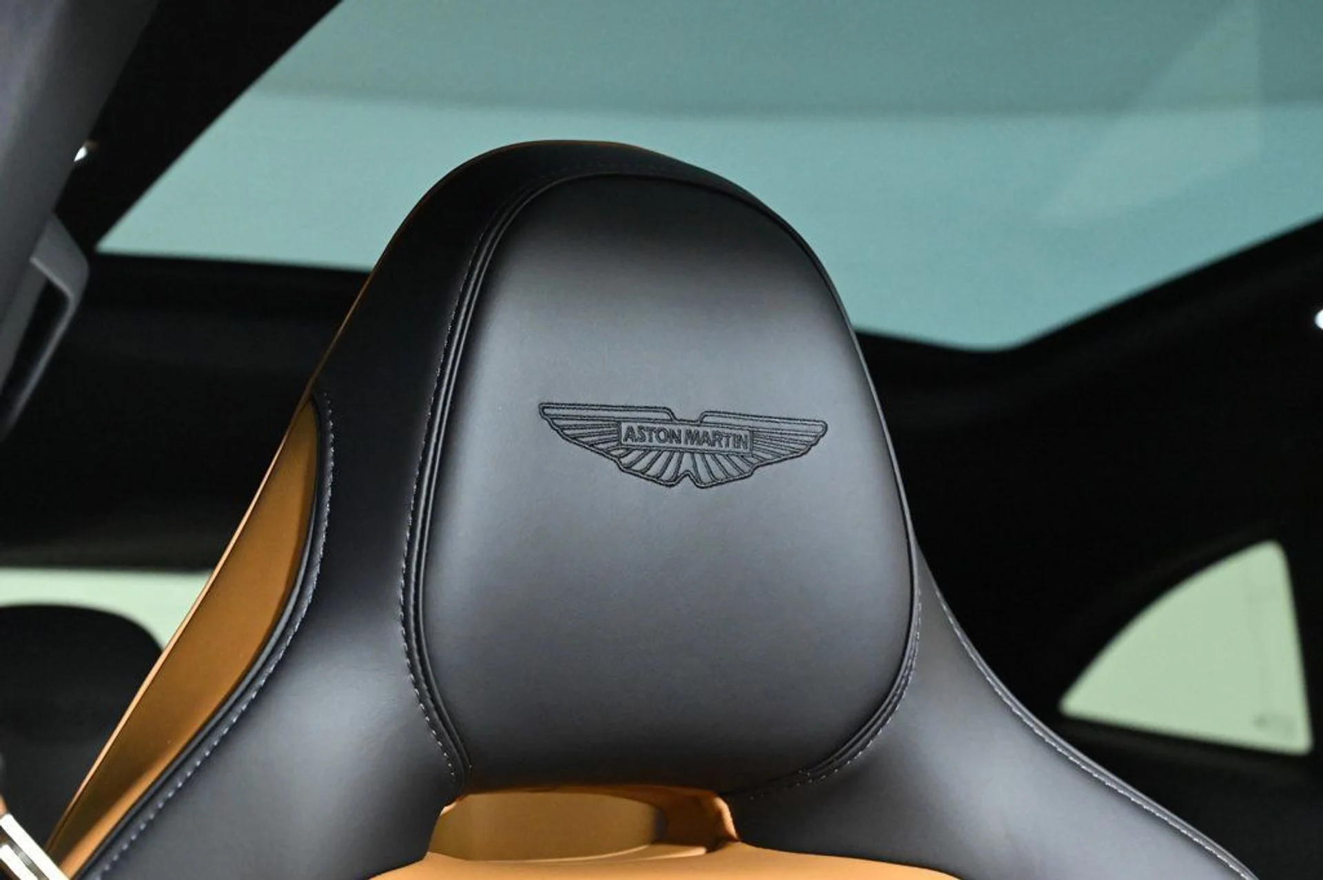 mph017_1063345873_new_2025_aston_martin_dbx_707awd_11350_22933621_17_1024_64d24e9de2