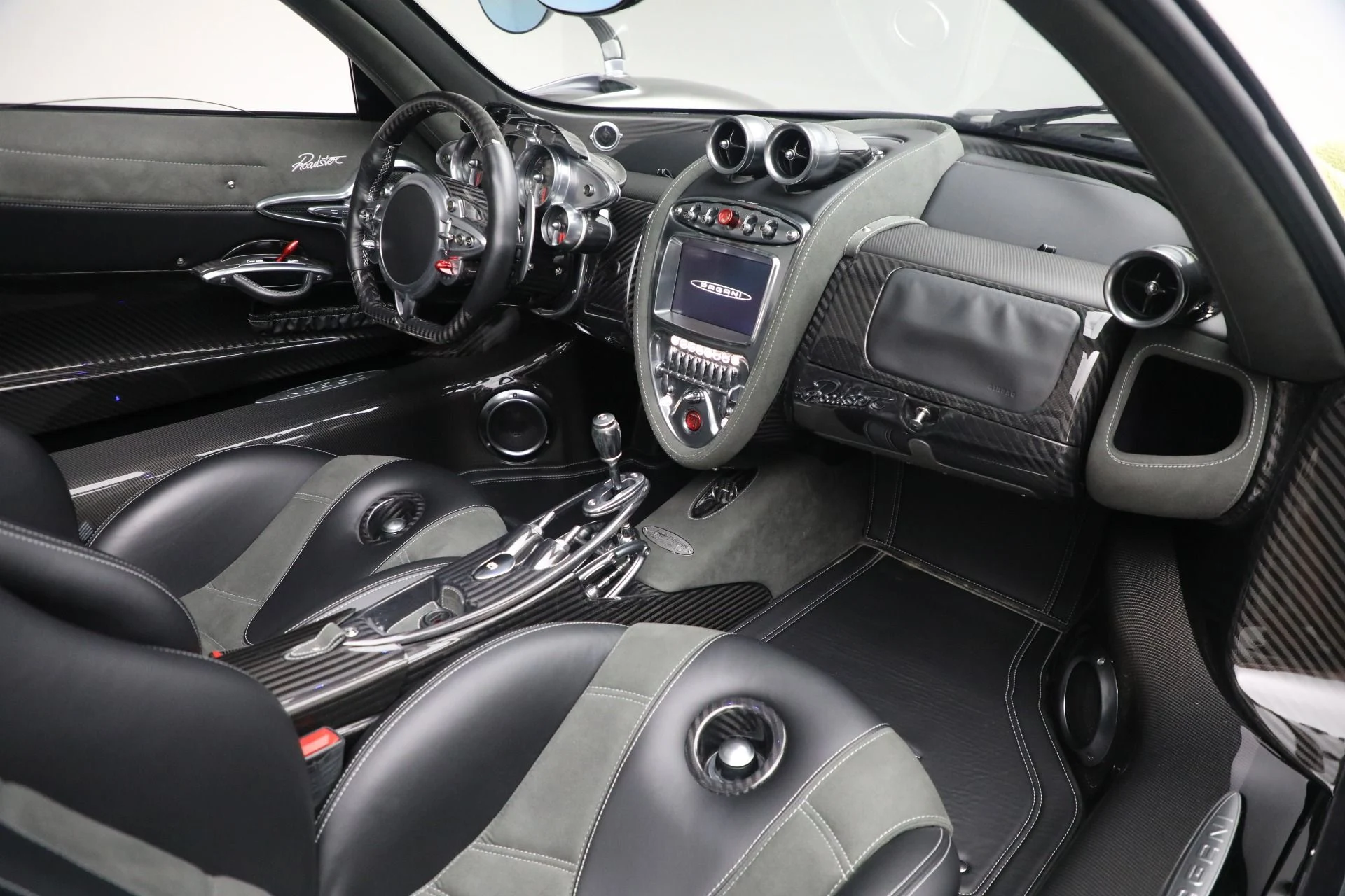 mph017_1074902979_Used_2017_Pagani_Huayra_Roadster_1769208152_dfadb118f5