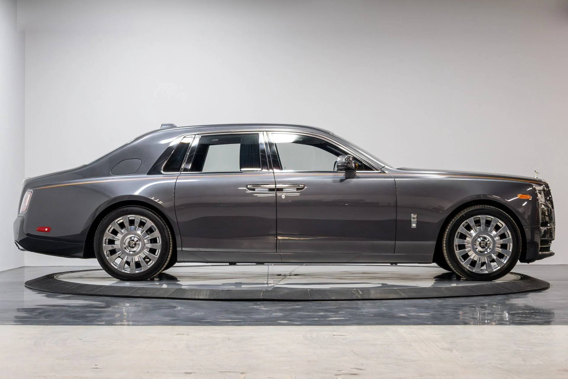 mph017_1085631401_Used_2019_Rolls_Royce_Phantom_1770350910_7fbd483f85