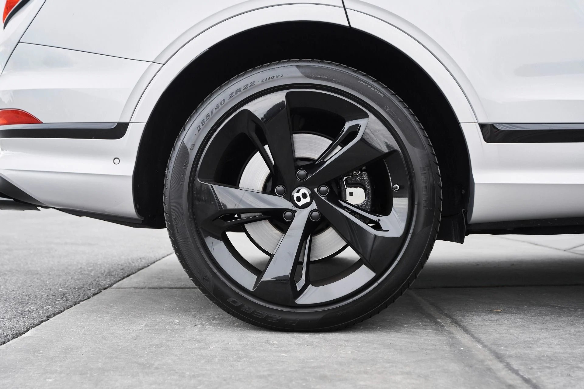 mph017_1090359301_Used_2023_Bentley_Bentayga_EWB_Azure_1763502489_12e0dee119