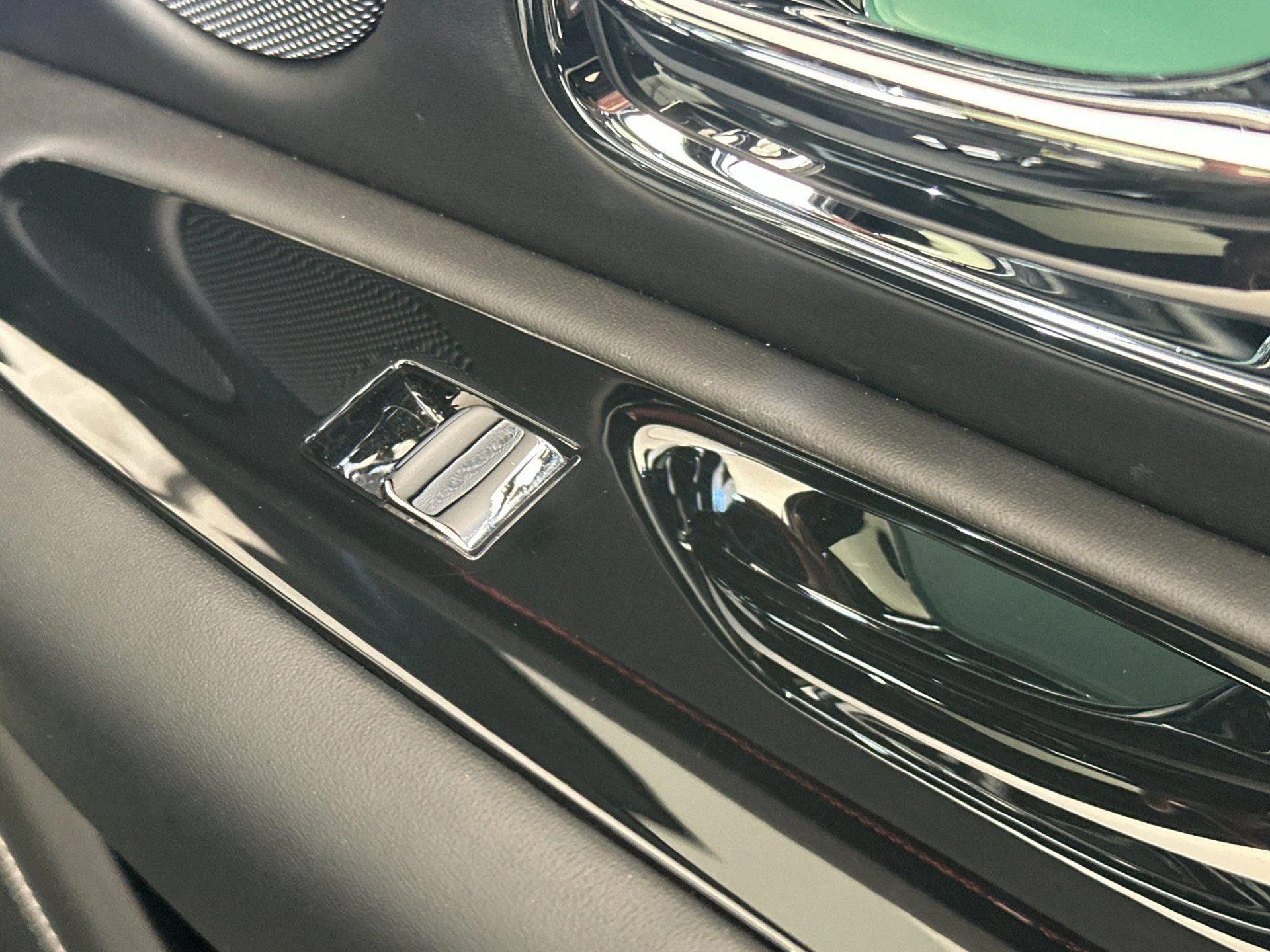 mph017_1098007125_Used_2023_Rolls_Royce_Cullinan_1777018517_089750515b