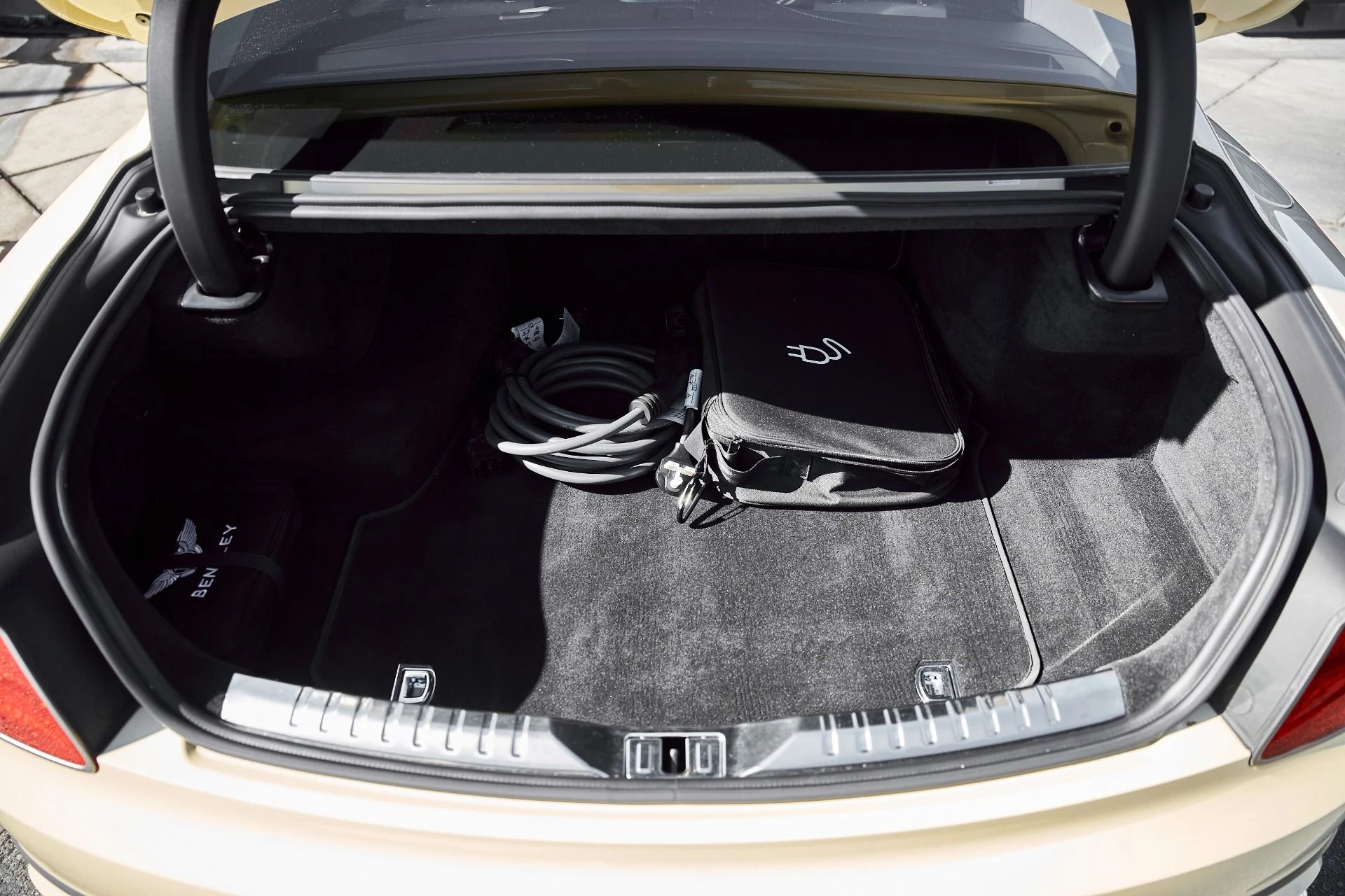 mph017_1116418875_Used_2023_Bentley_Flying_Spur_Hybrid_Odyssean_Edition_1770692435_8f333fbb08