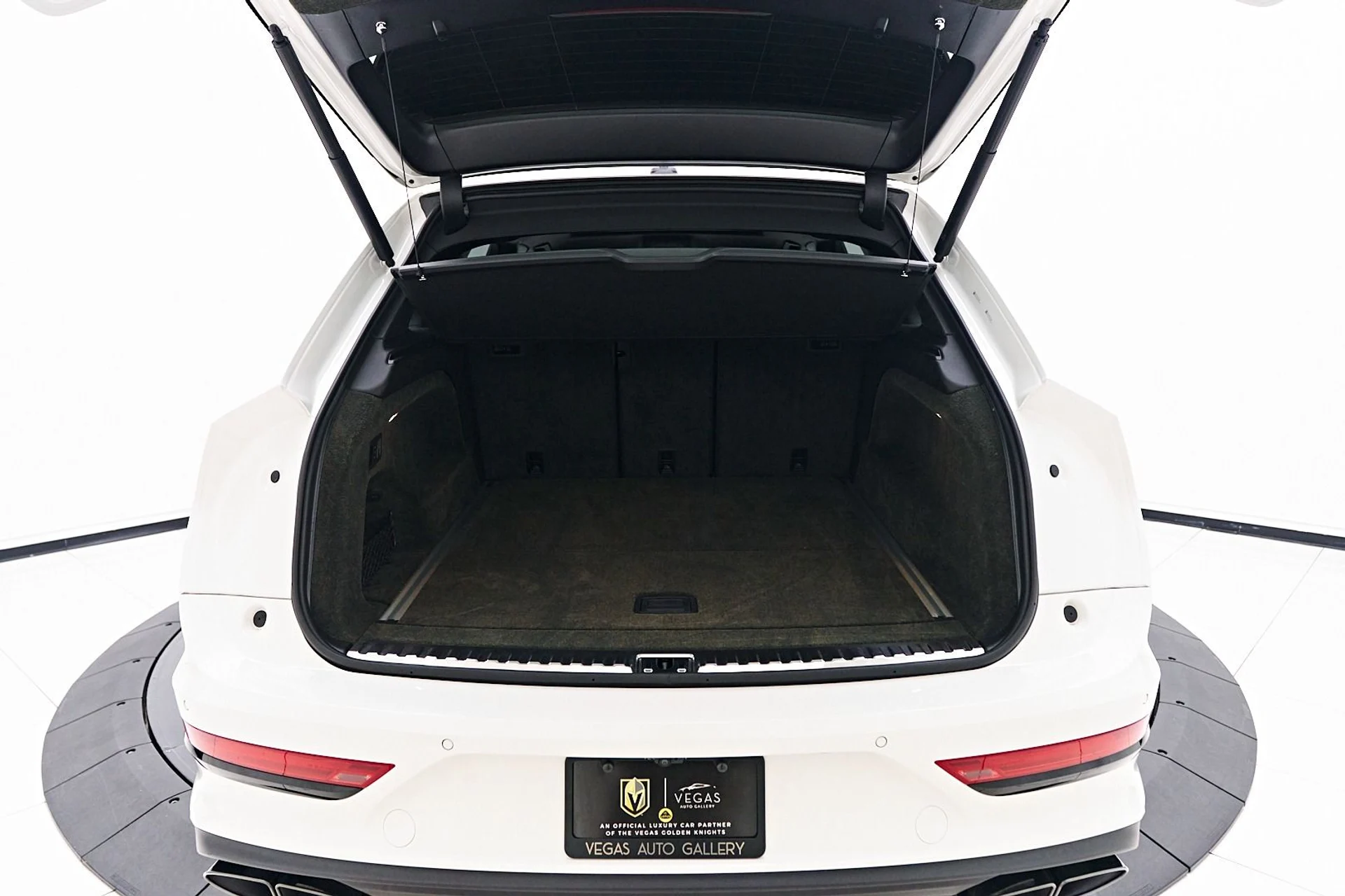 mph017_1117118930_Used_2023_Bentley_Bentayga_EWB_Azure_1745273088_8635c7ec12