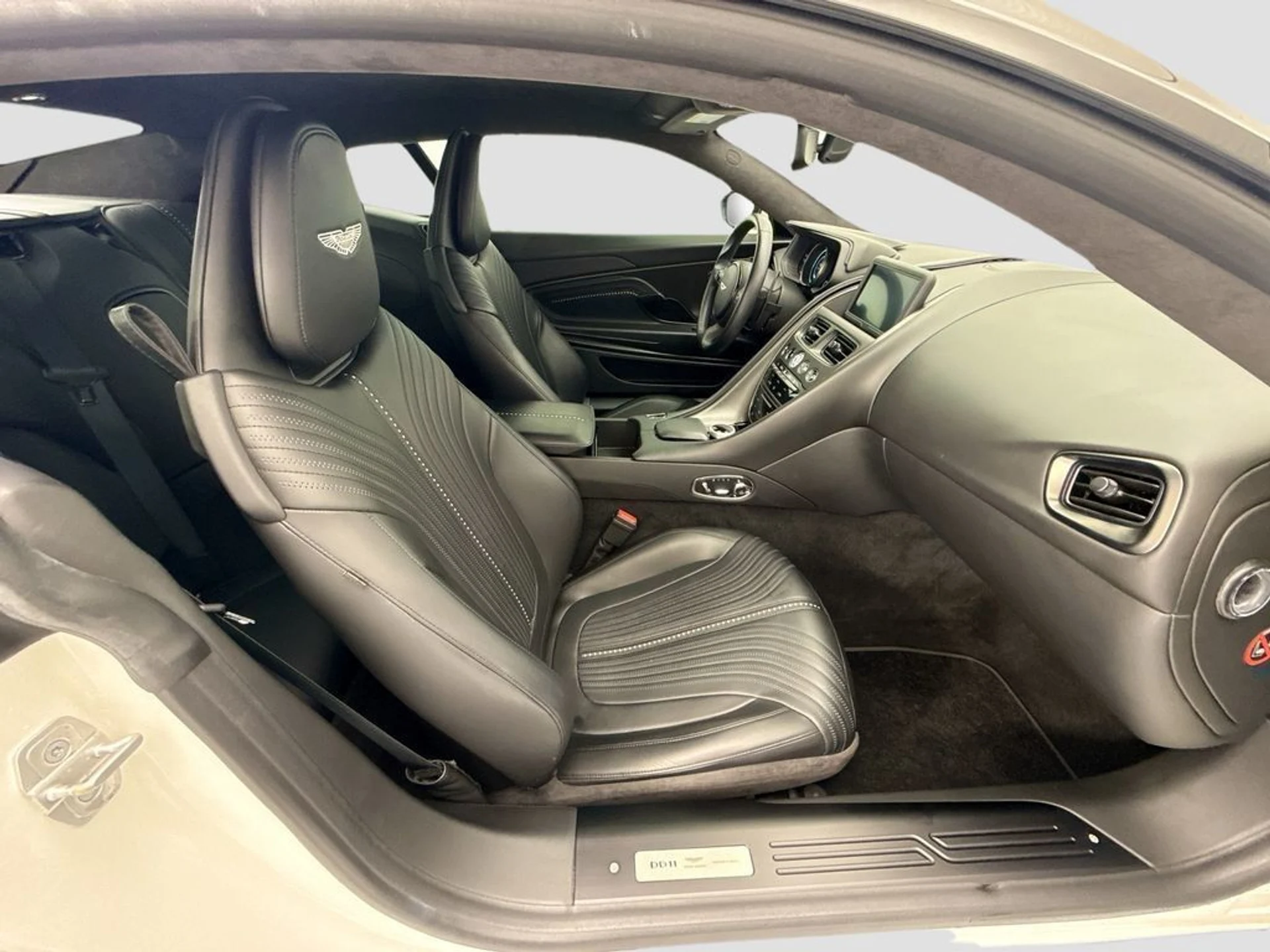 mph017_1127140897_used_2018_aston_martin_db11_v12coupe_8119_23031858_18_1024_d71f6f2ecf