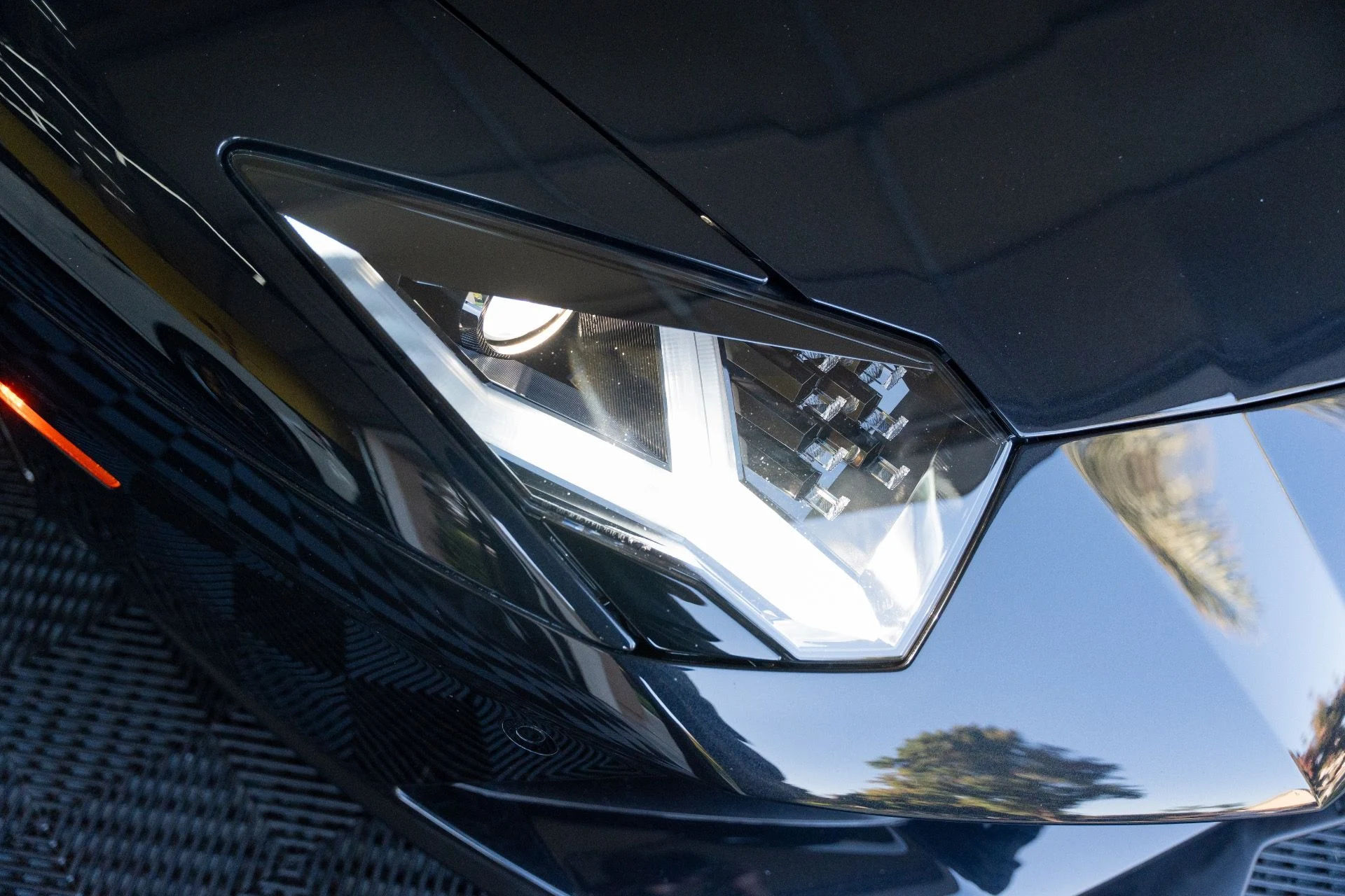 mph017_1144384872_Used_2018_Lamborghini_Aventador_LP_740_4_S_1792436167_c6ee98990e