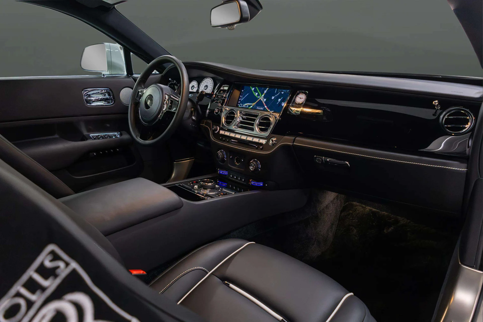 mph017_1146717480_4a8b0675_7c95_423d_99a8_2f2d8d3f2199_201920_Rolls_Royce20_Wraith2028_SCA_665_C52_KUX_8724329_17_41f5f9baaa