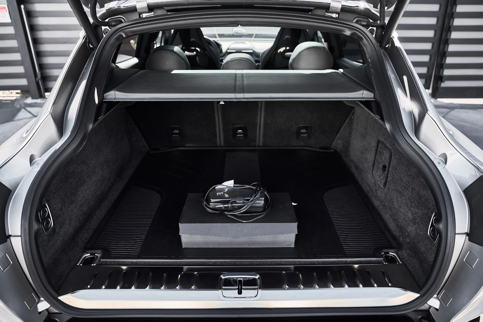 mph017_116844558_Used_2025_Aston_Martin_DBX_707_1778288588_c650ae6559