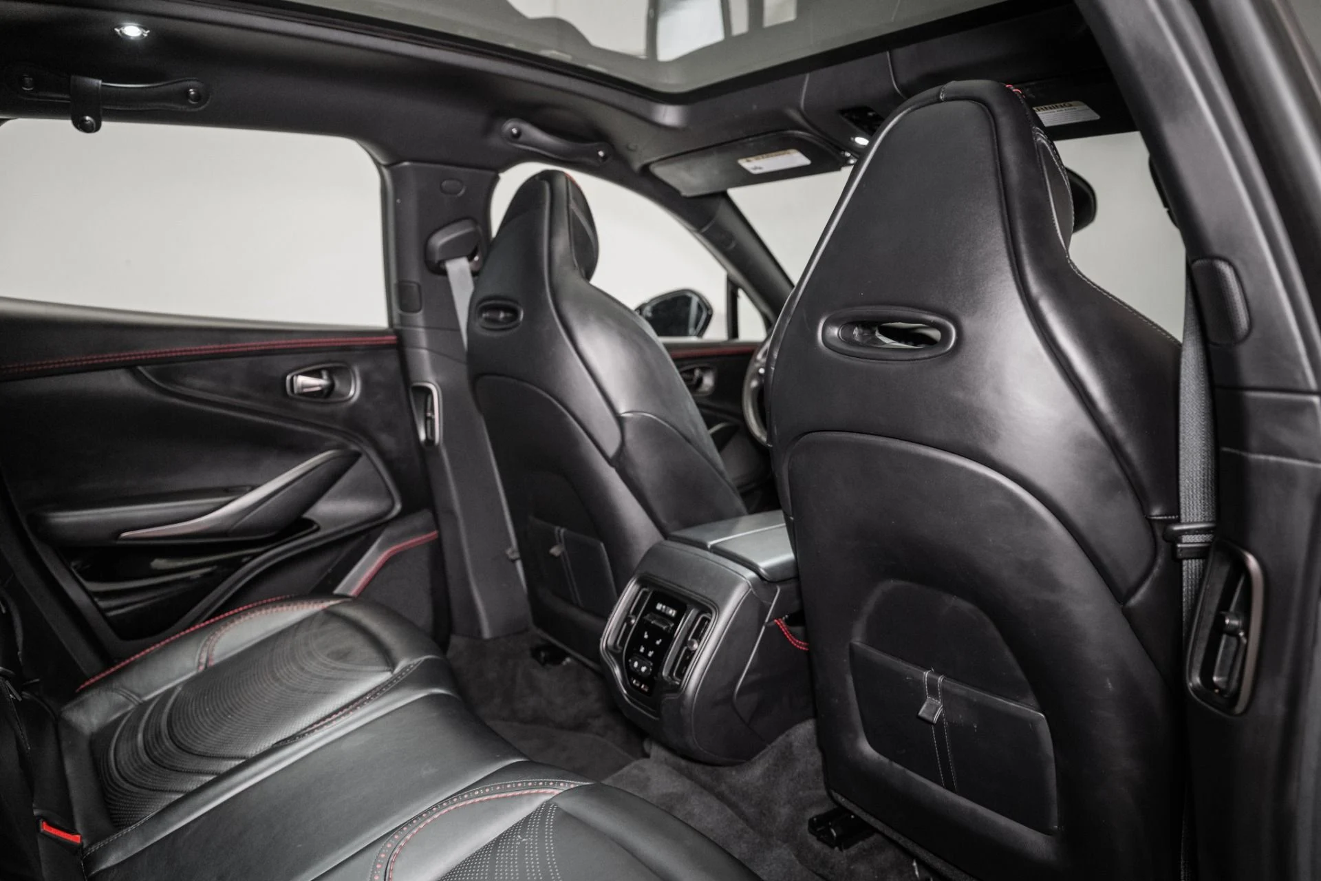 mph017_1170881016_Used_2023_Aston_Martin_DBX_1759420247_34b337aab4